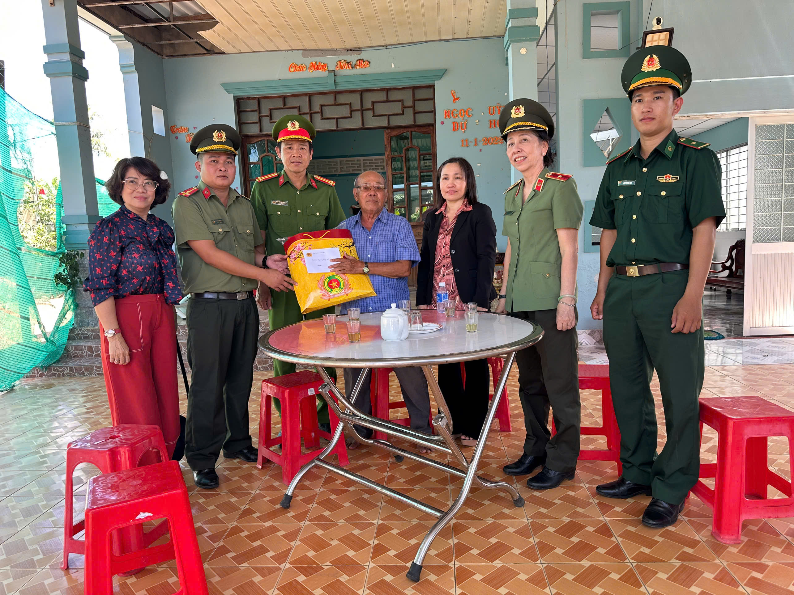thăm hỏi gia đình chính sách, người có công với cách mạng