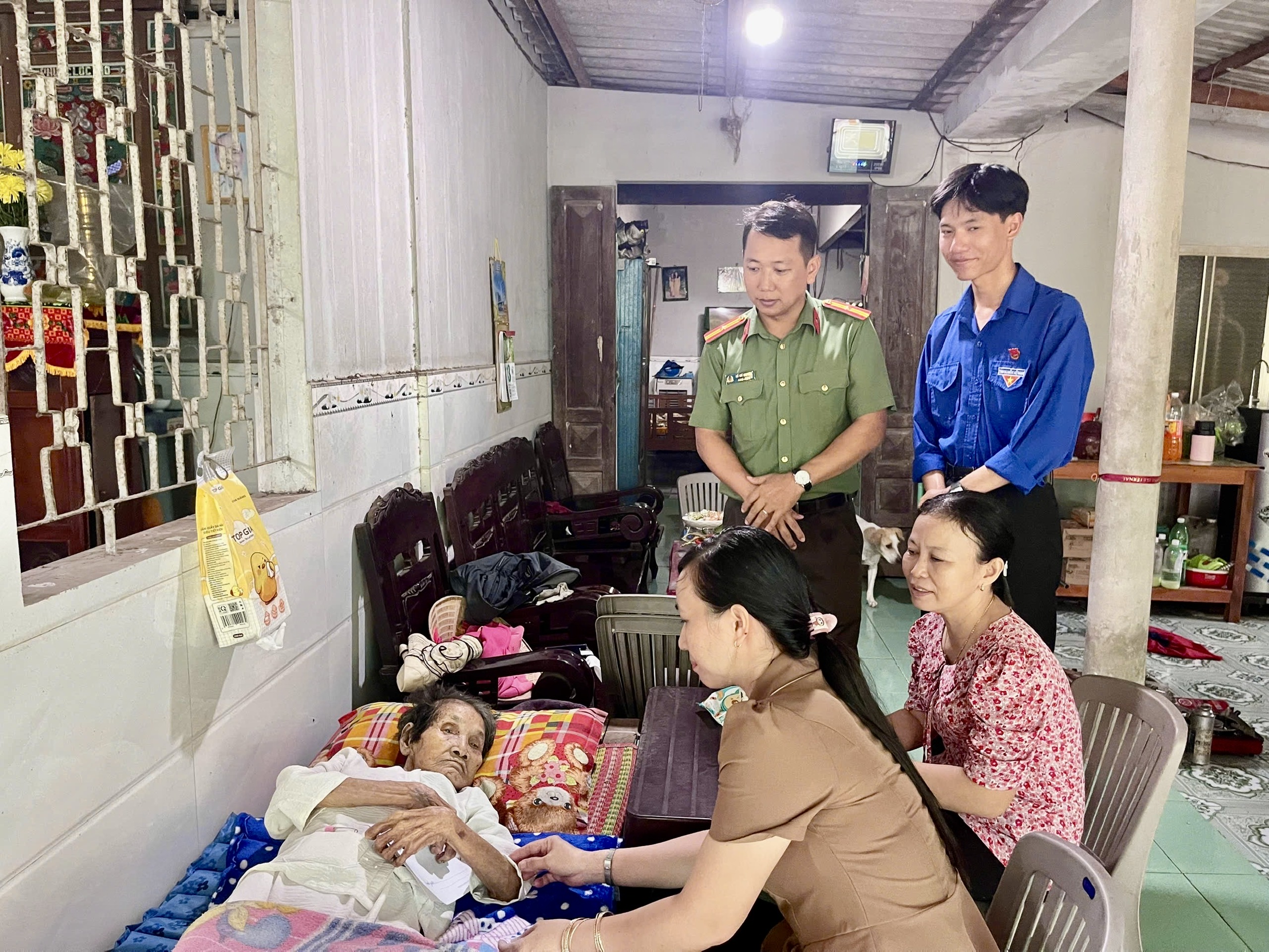 Thăm hỏi, tặng quà cho Mẹ