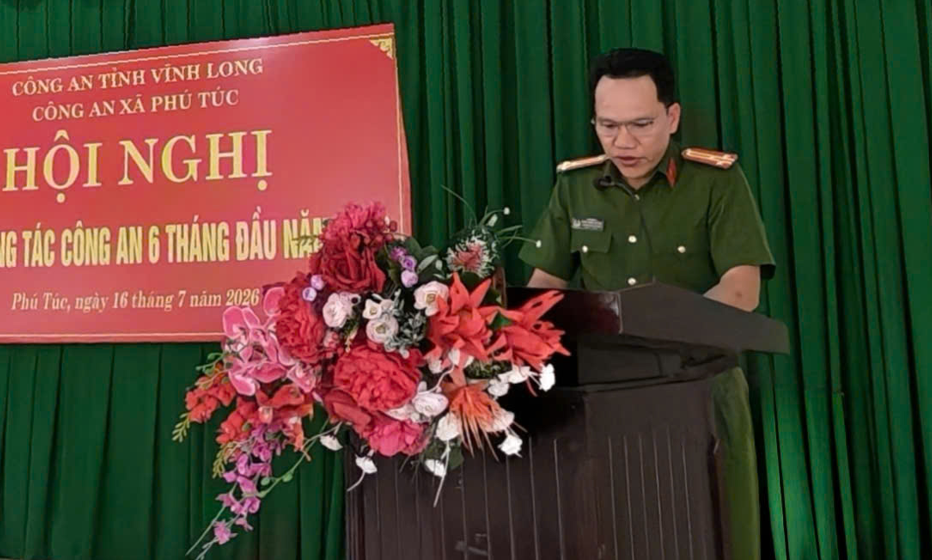Thượng tá Đinh Ngọc Hà Em, Trưởng Công an xã đã trình bày báo cáo sơ kết công tác Công an 6 tháng đầu năm 2026