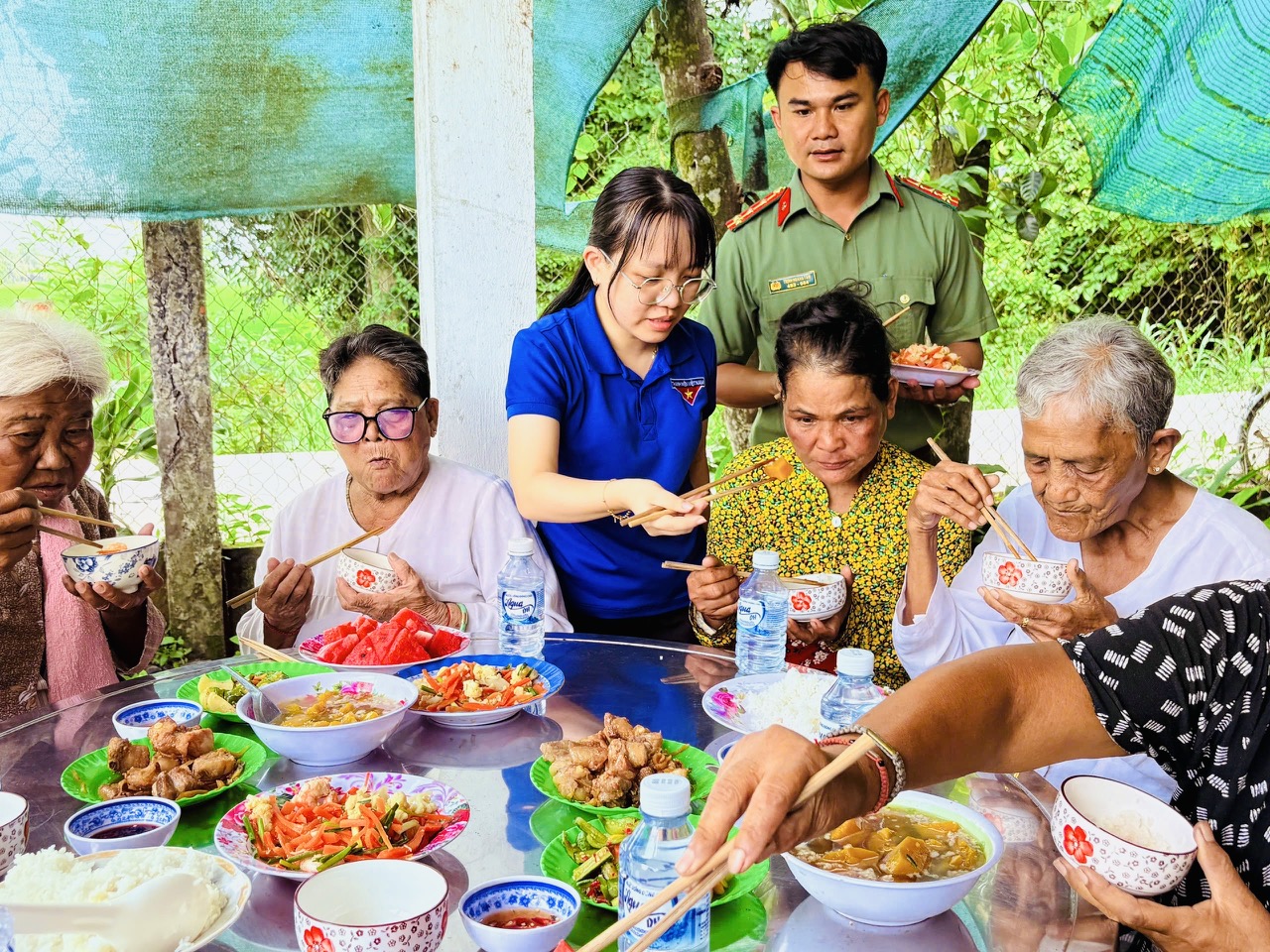 Tổ chức nấu ăn cho gia đình chính sách, cụ già neo đơn