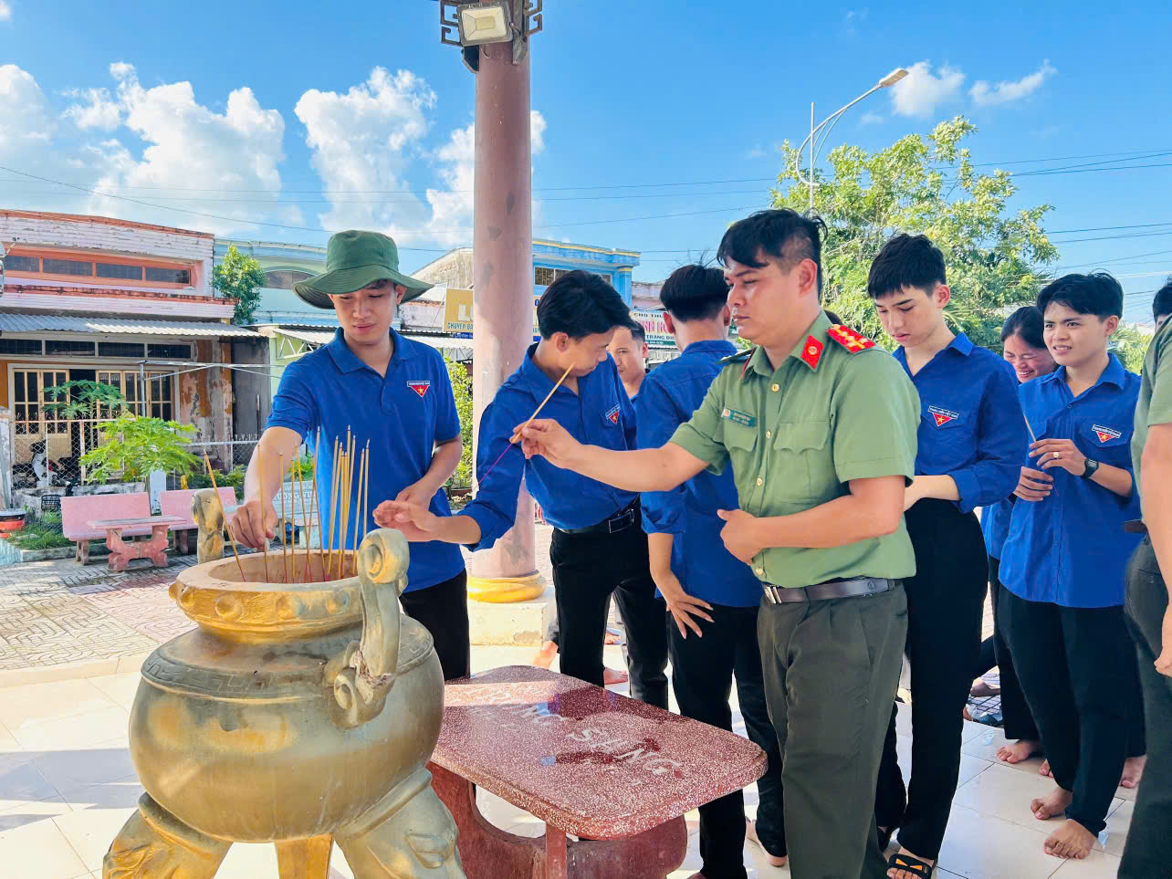 Tổ chức thắp hương cho các anh hùng liệt sĩ