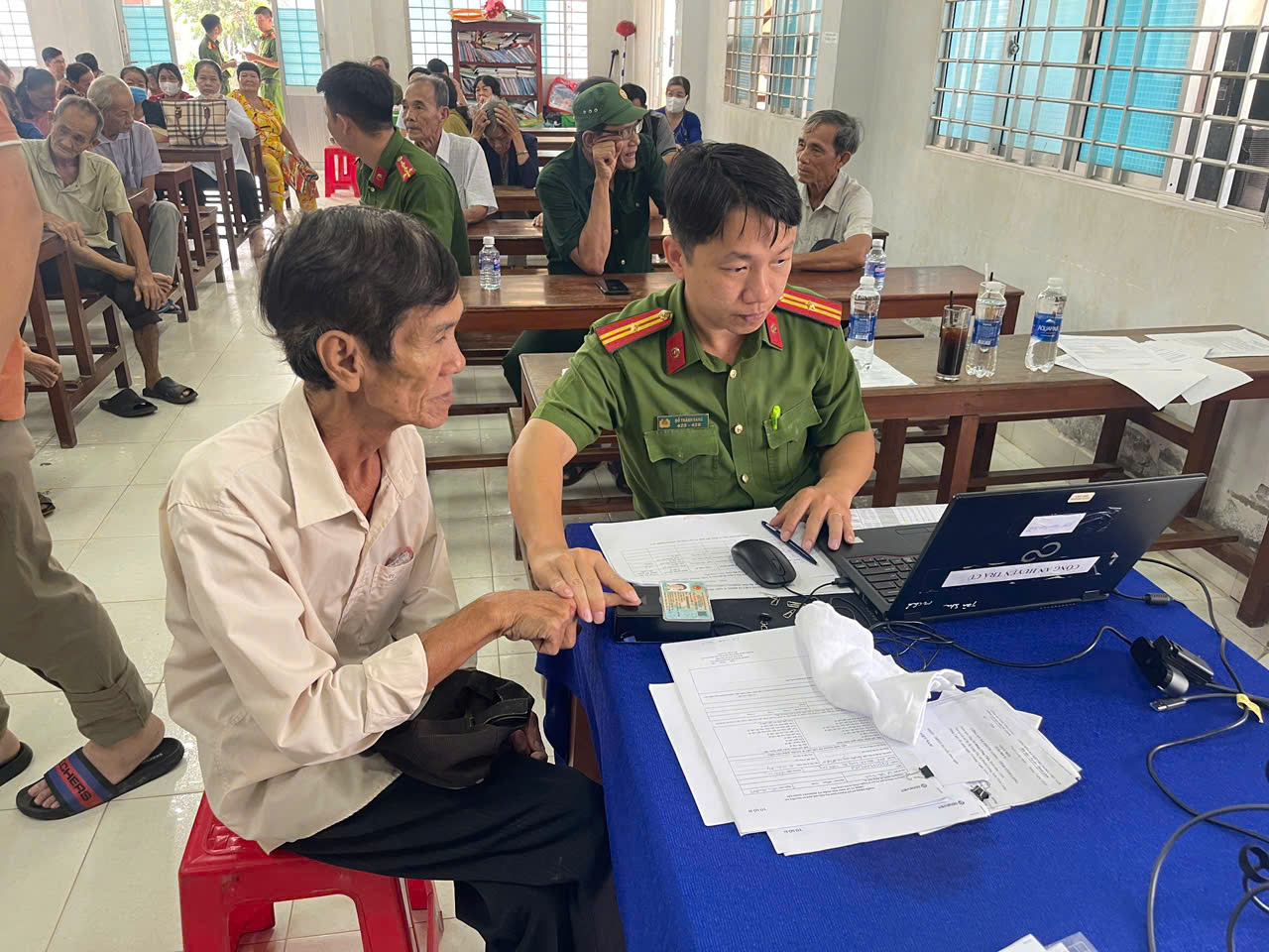 Tổ công tác thu mẫu sinh phẩm ADN cho thân nhân liệt sĩ