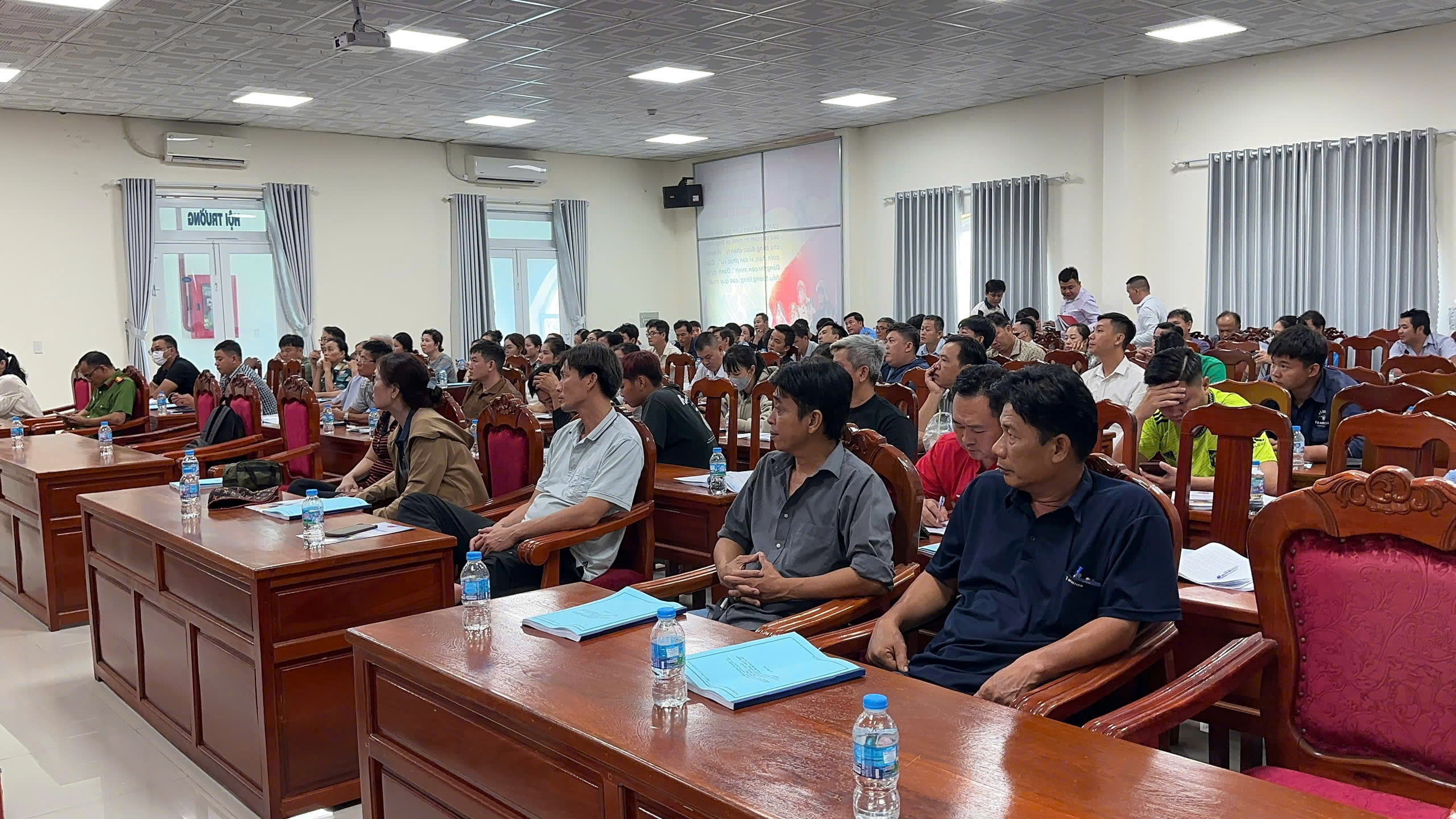 Toàn cảnh lớp huấn luyện nghiệp vụ PCCC và CNCH