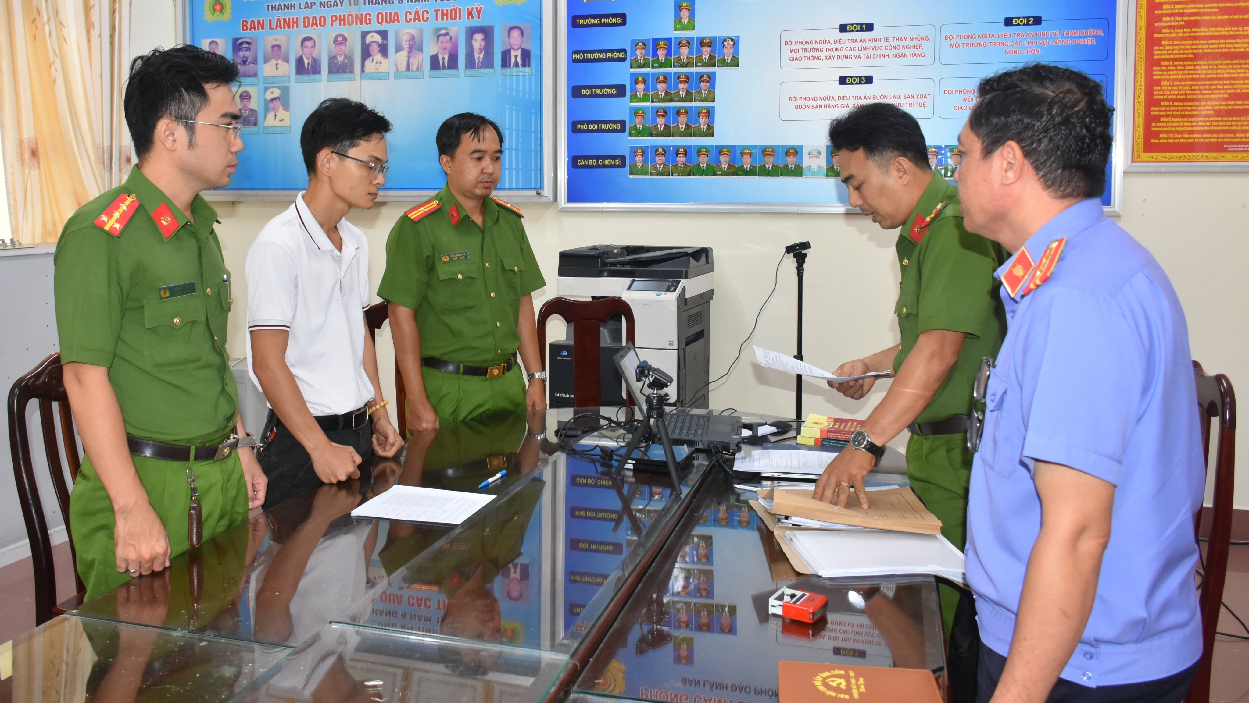 Tống đạt quyết định khởi tố bị can Duy