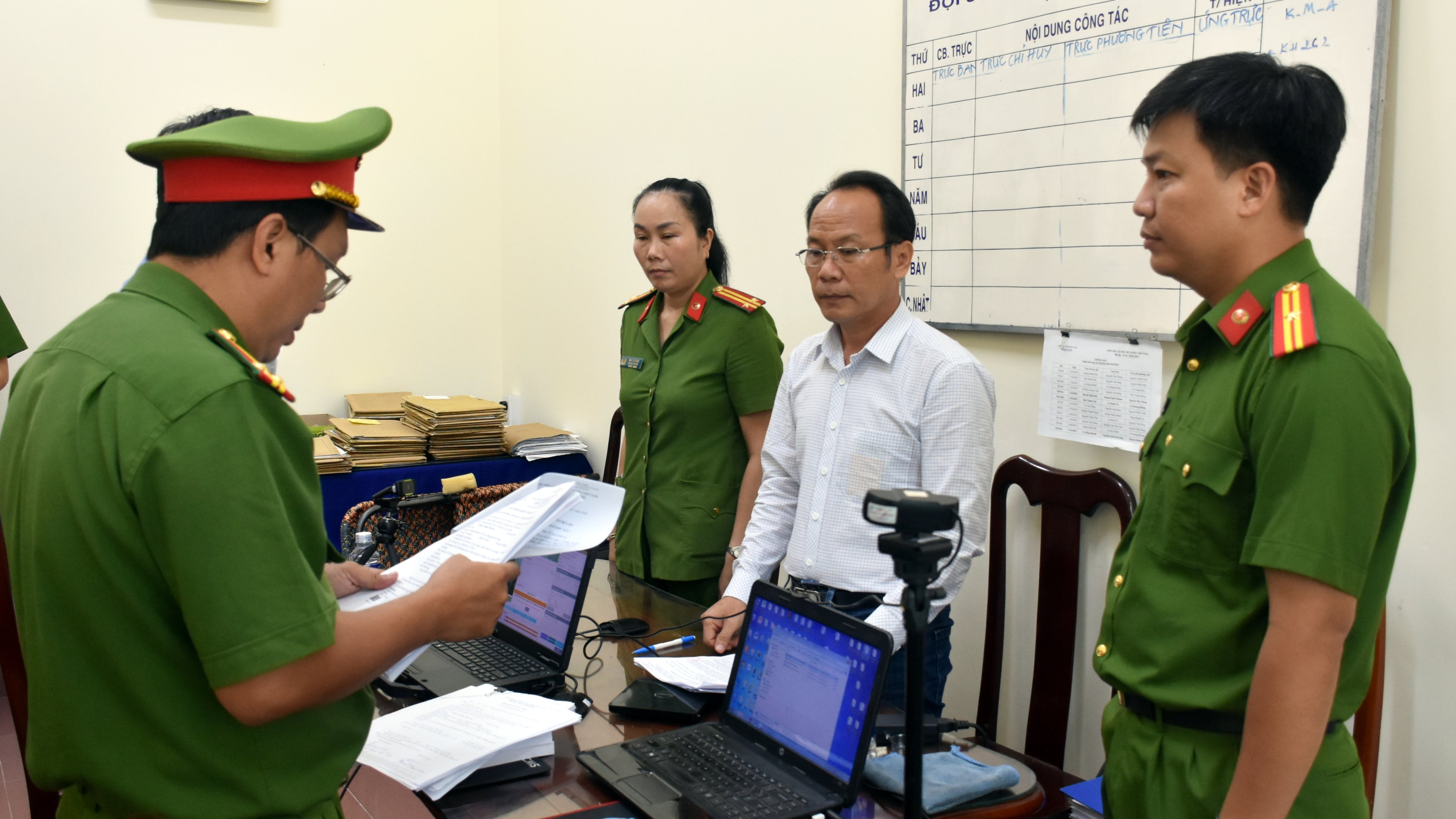 Tống đạt quyết định khởi tố bị can Lân