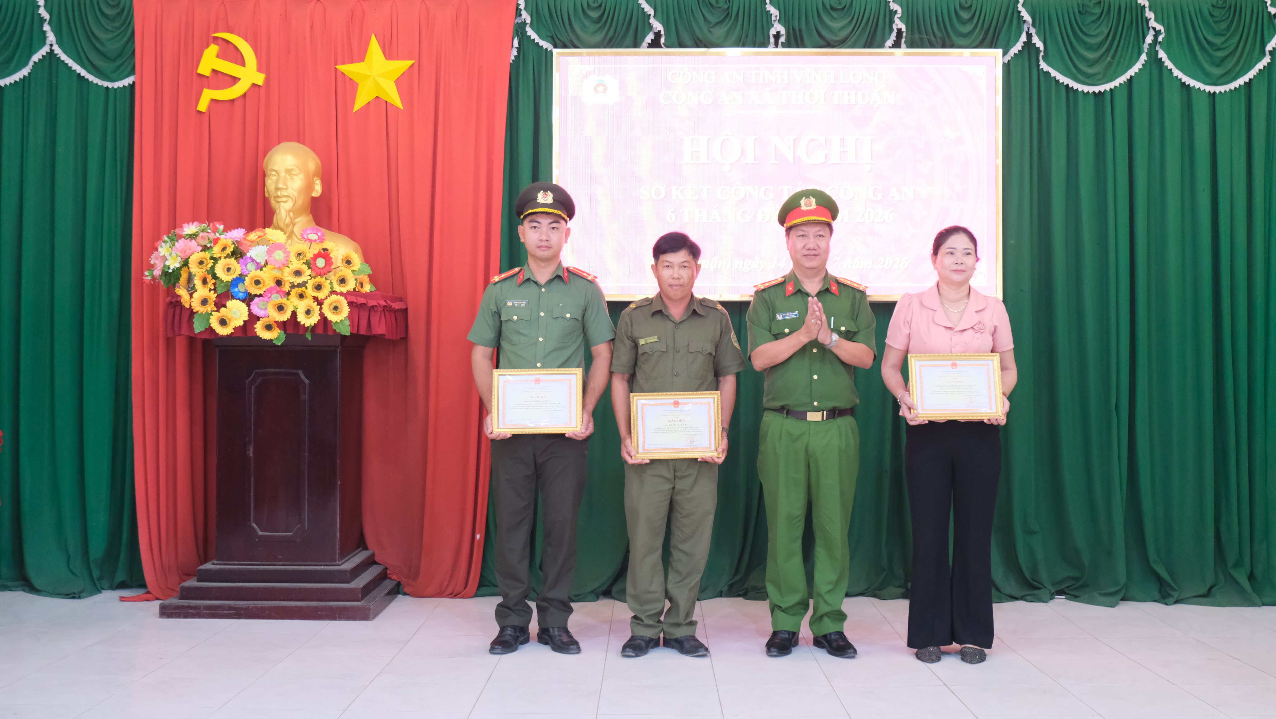 Trao Giấy khen cho các tập thể, cá nhân