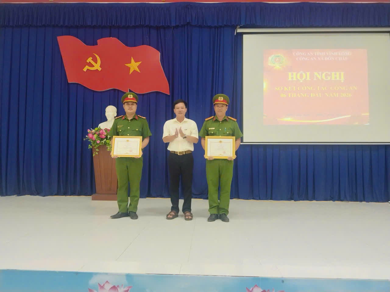 Trao khen cho cá nhân