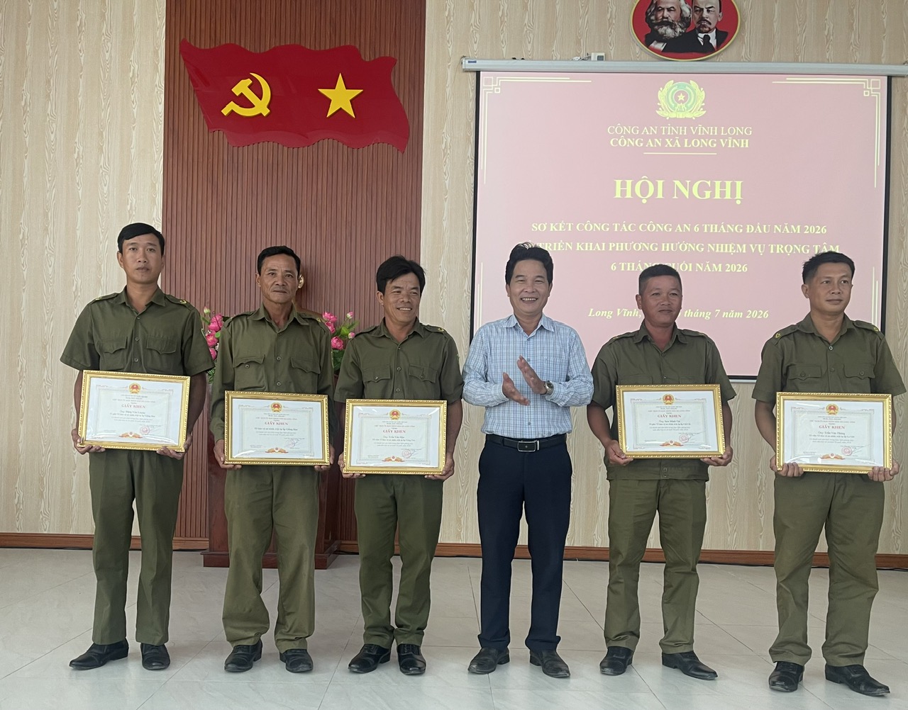 trao khen cho tập thể cá nhân xuất sắc XDPT 1