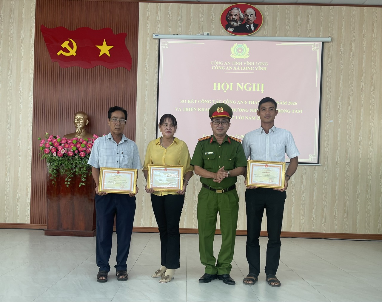 trao khen cho tập thể cá nhân xuất sắc XDPT 2