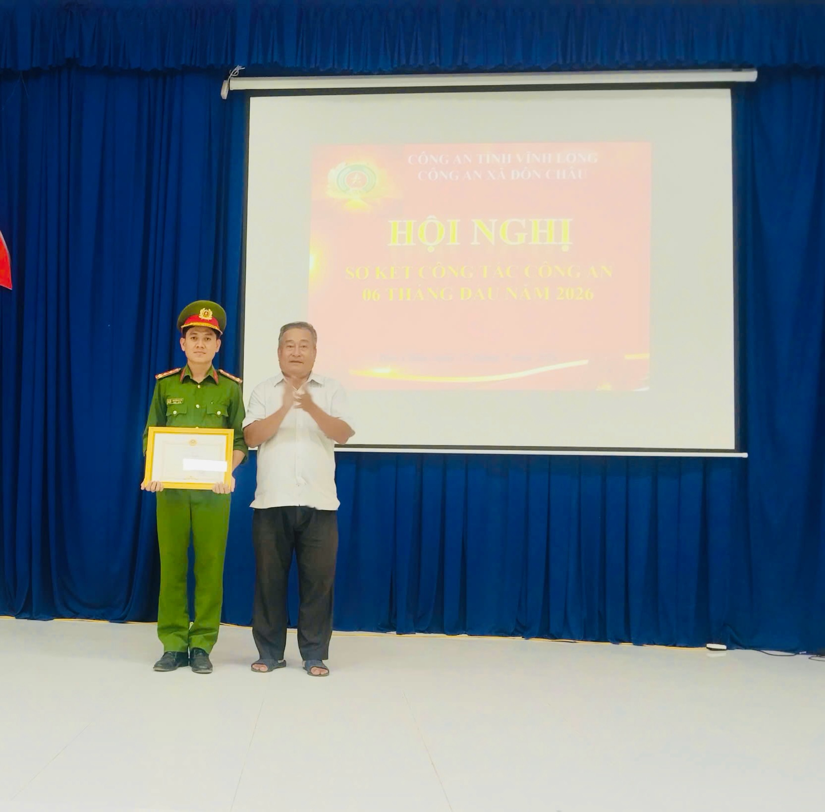 Trao khen cho tập thể