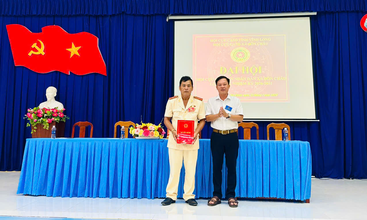 Trao Quyết định về việc thành lập Hội cựu CAND