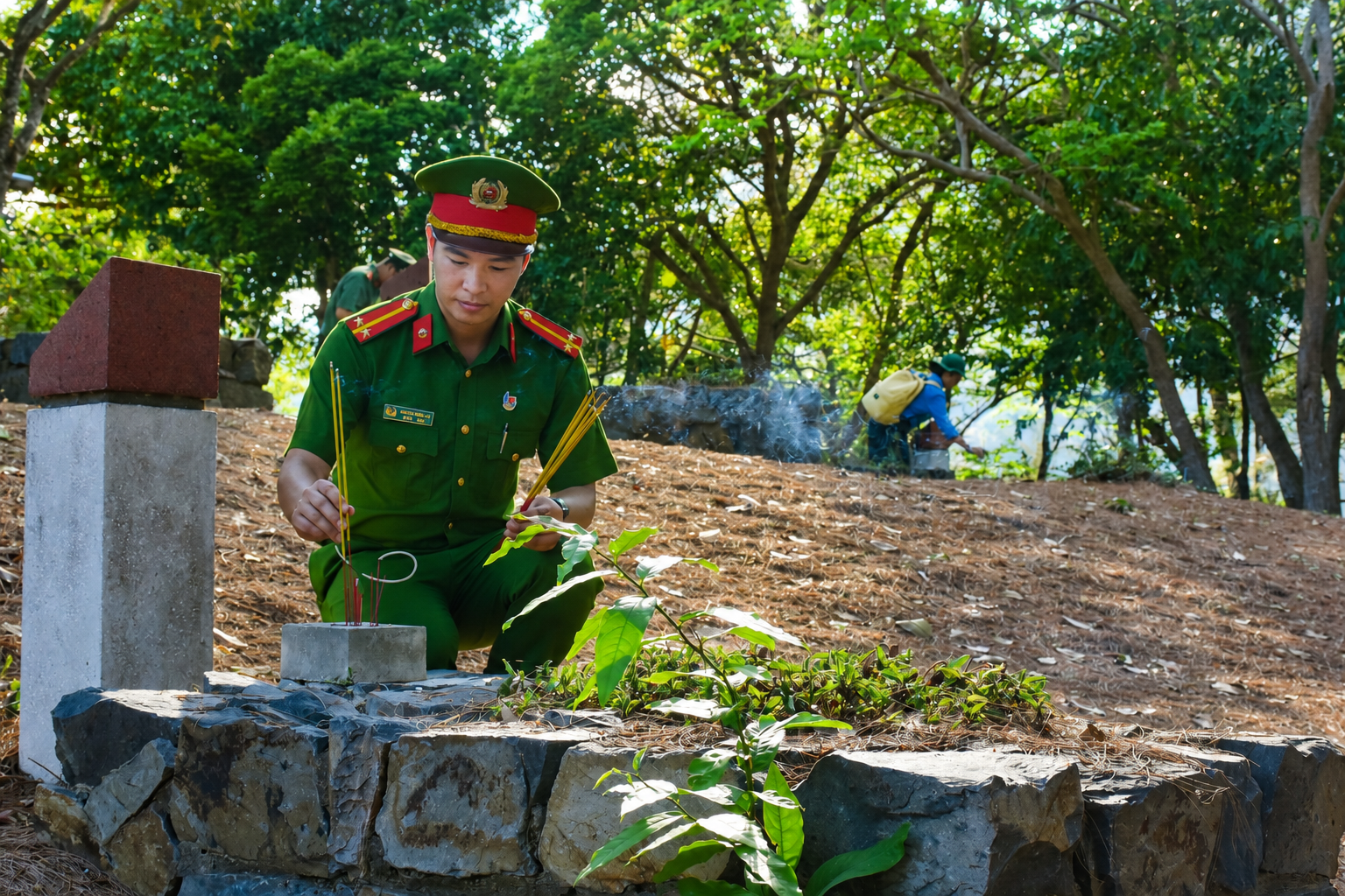 Tuổi trẻ Công an Vĩnh Long thắp hương tại nghĩa trang Hàng dương