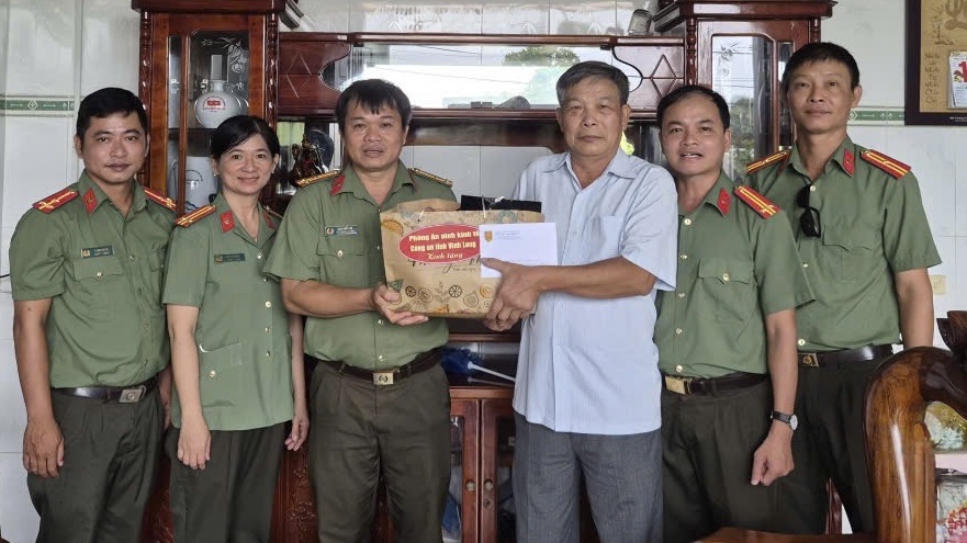 19 8 ANH 1 PA04 THAM HOI CHUC MUNG NGUYEN LANH DAO DON VI NHAN NGAY THANH LAP LL CAND