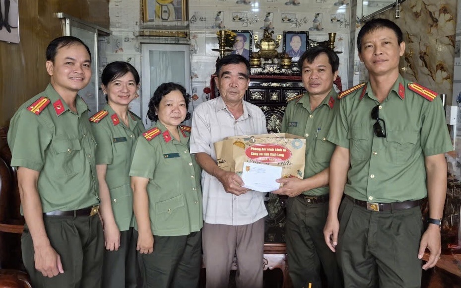 19 8 ANH 2 PA04 THAM HOI CHUC MUNG NGUYEN LANH DAO DON VI NHAN KY NIEM 81 NAM NGAY THANH LAP LL CAND