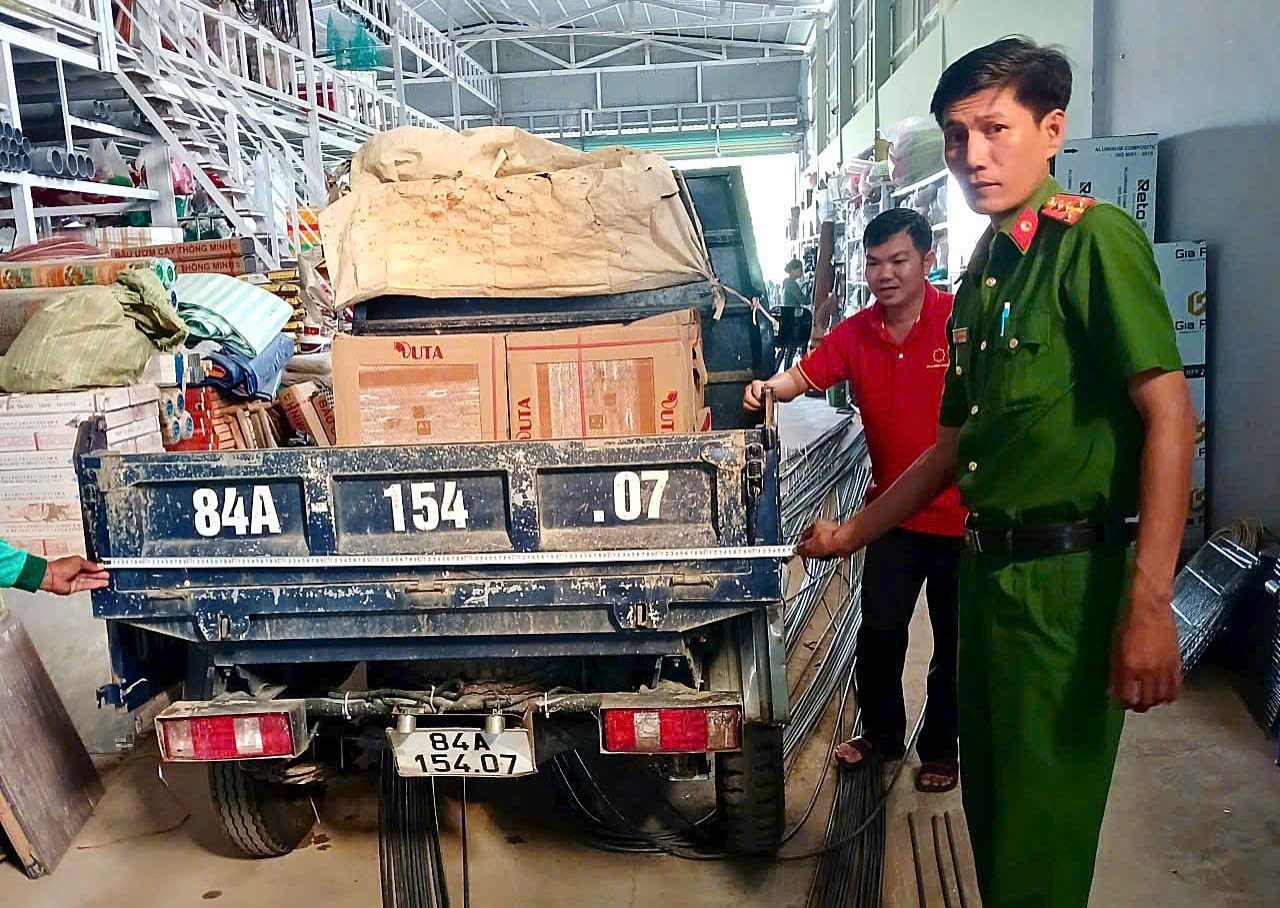 1 Cán bộ Công an xã Hiệp Mỹ kiểm tra phương tiện vận tải