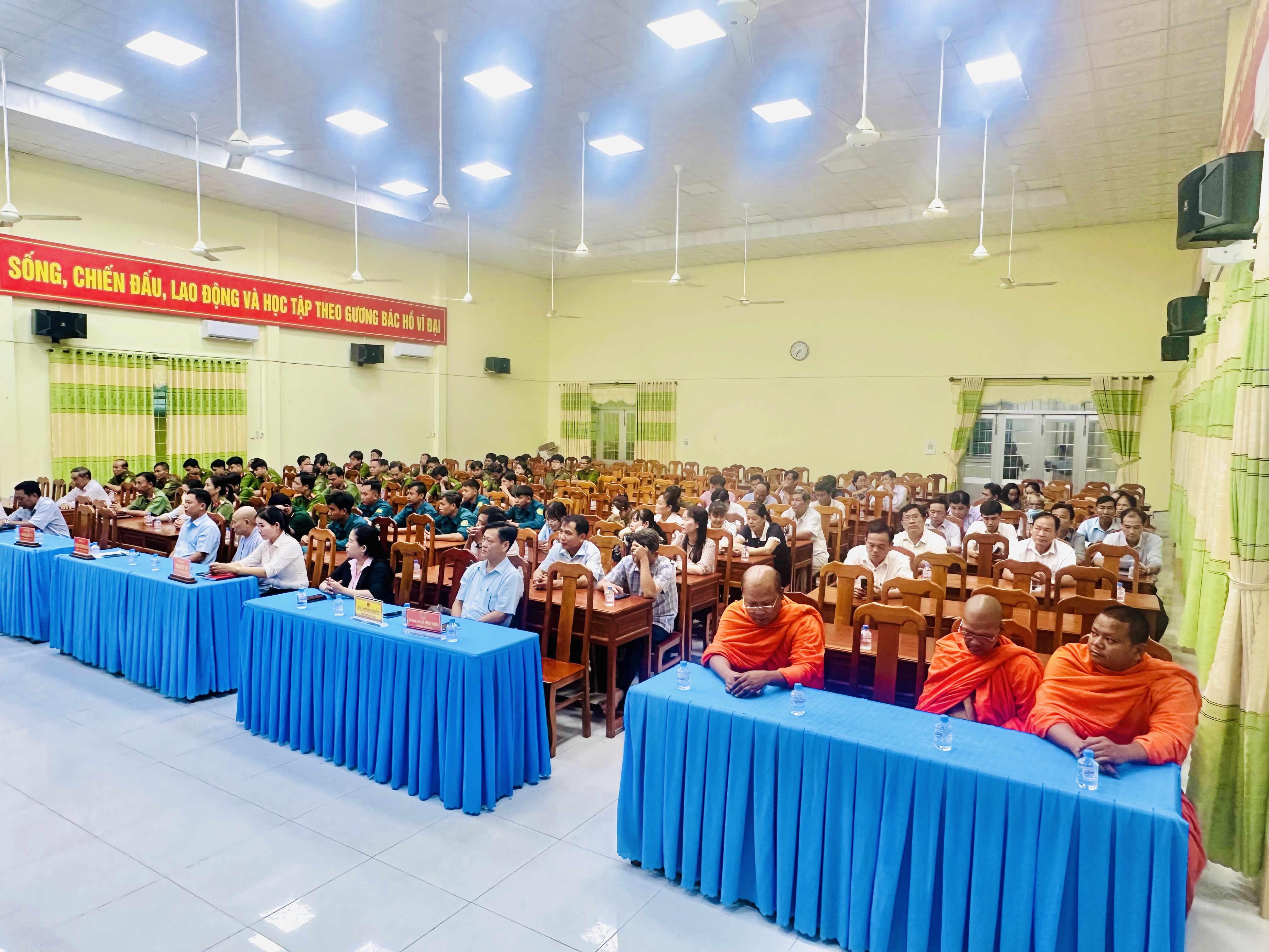 1Đại biểu tham dự Ngày hội xem video phóng sự