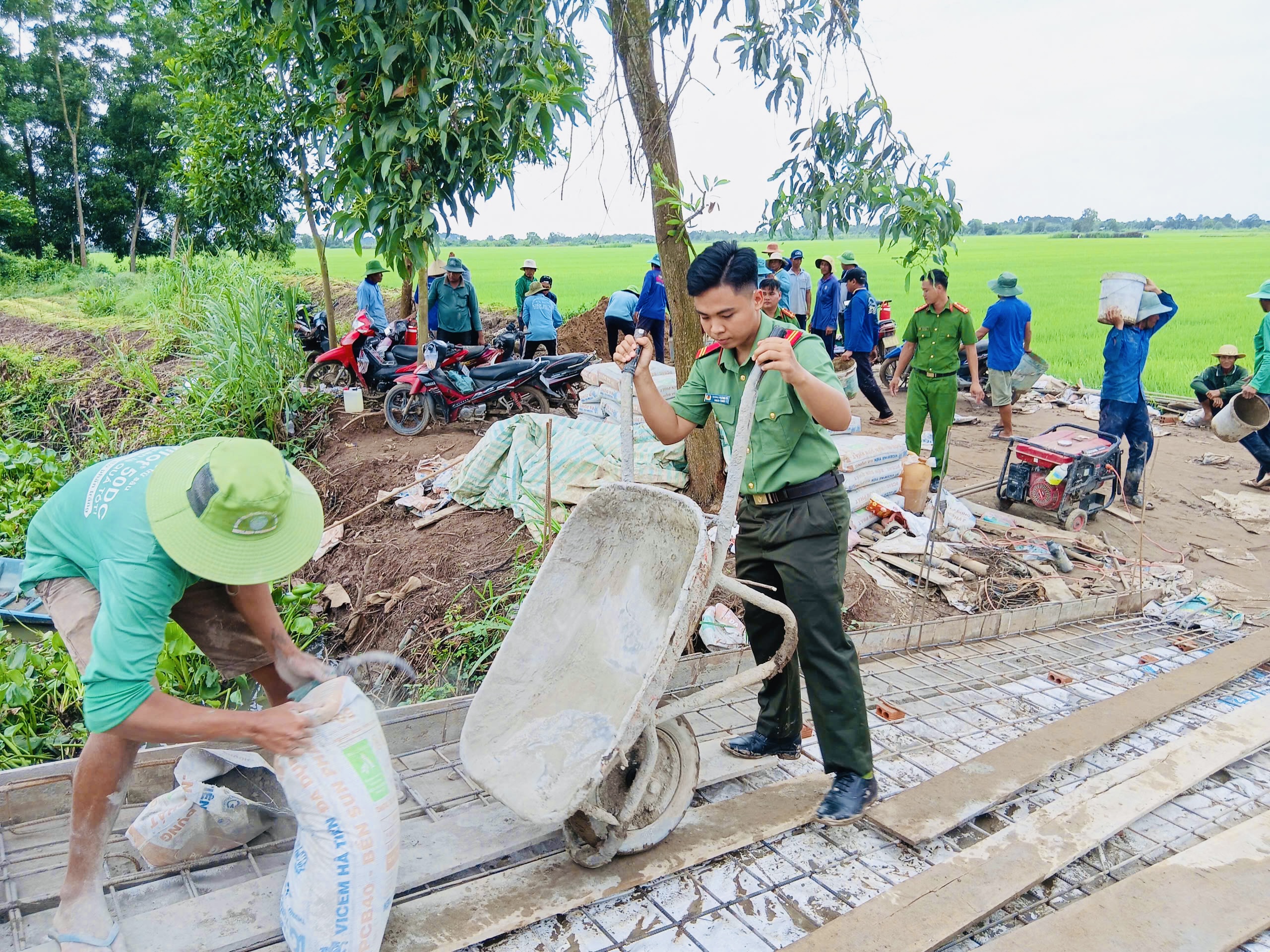 1Đoàn viên Chi đoàn hỗ trợ vận chuyển vật tư xây dựng cầu