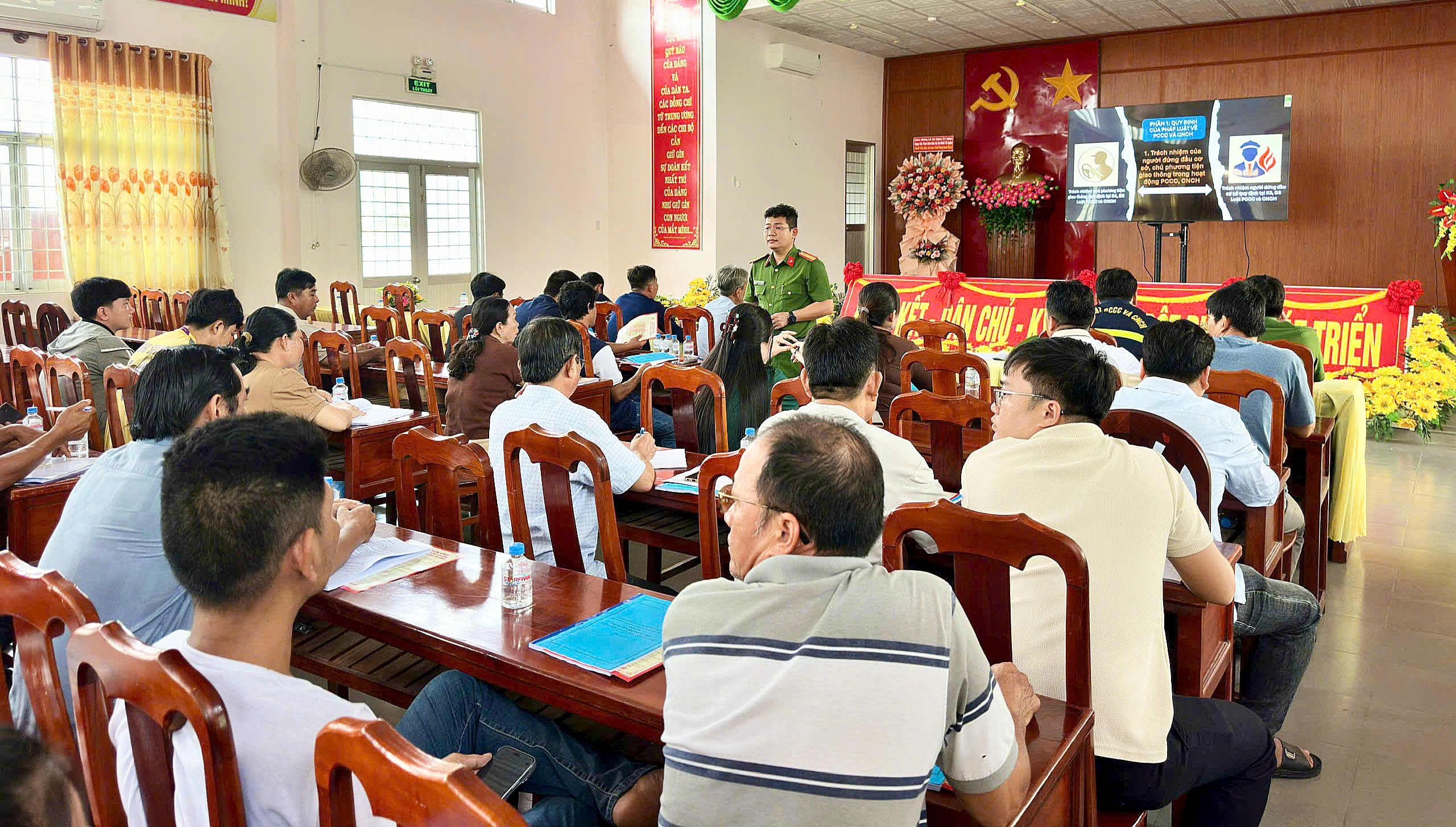 1 Quanh cảnh buổi huấn luyện nghiệp vụ phòng cháy, chữa cháy và cứu nạn, cứu hộ