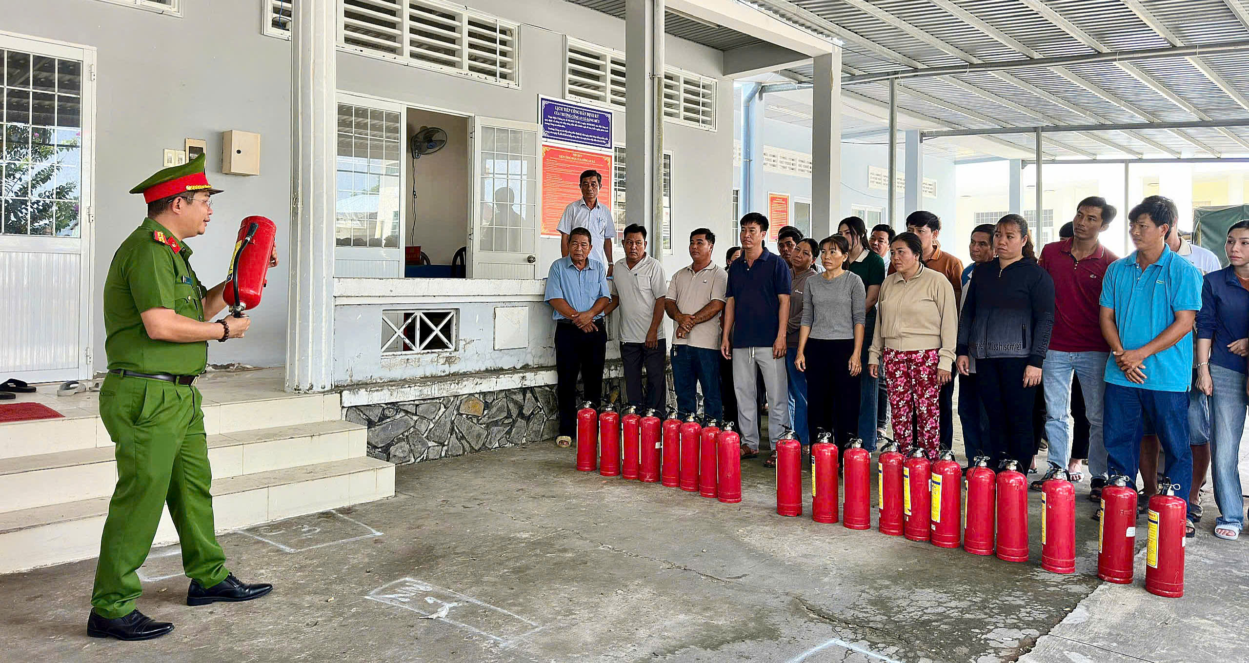 2 Cán bộ huấn luyện hướng dẫn kỹ thuật sử dụng bình chữa cháy