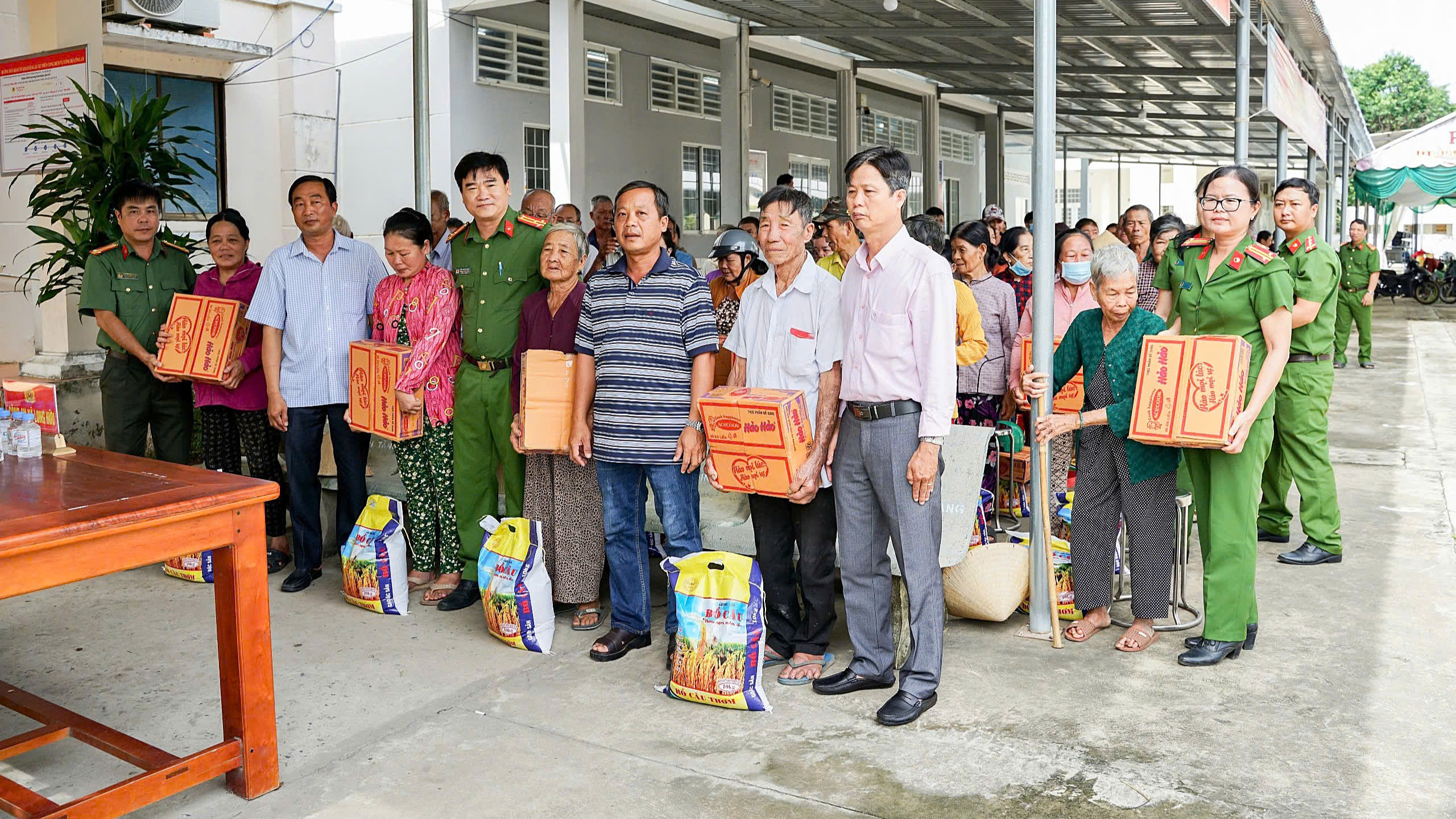 2 Chỉ huy Công an xã Long Hữu trao quà người dân
