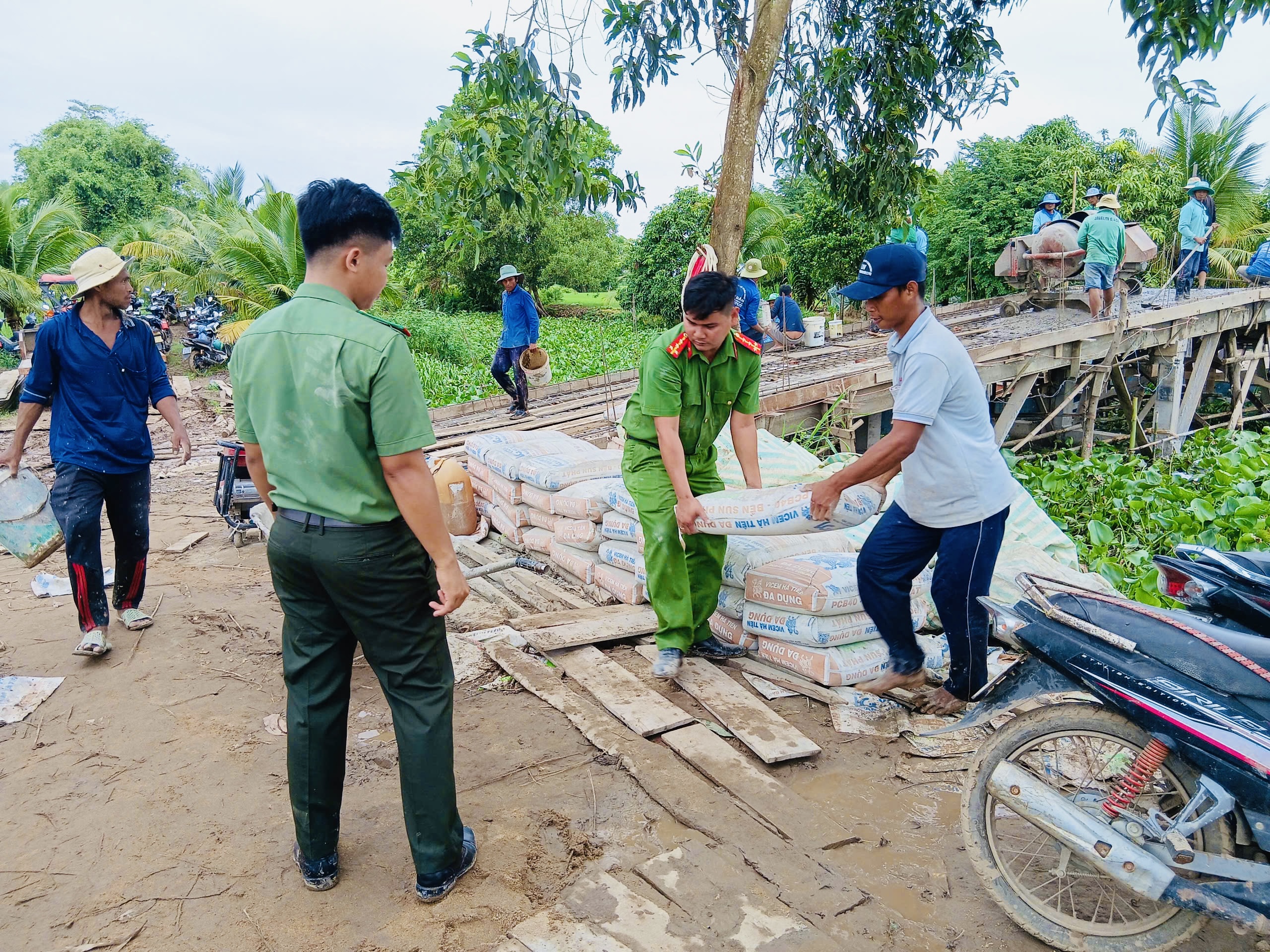 2Đoàn viên Chi đoàn Công an xã Đôn Châu hỗ trợ làm cầu Mai Vân 2