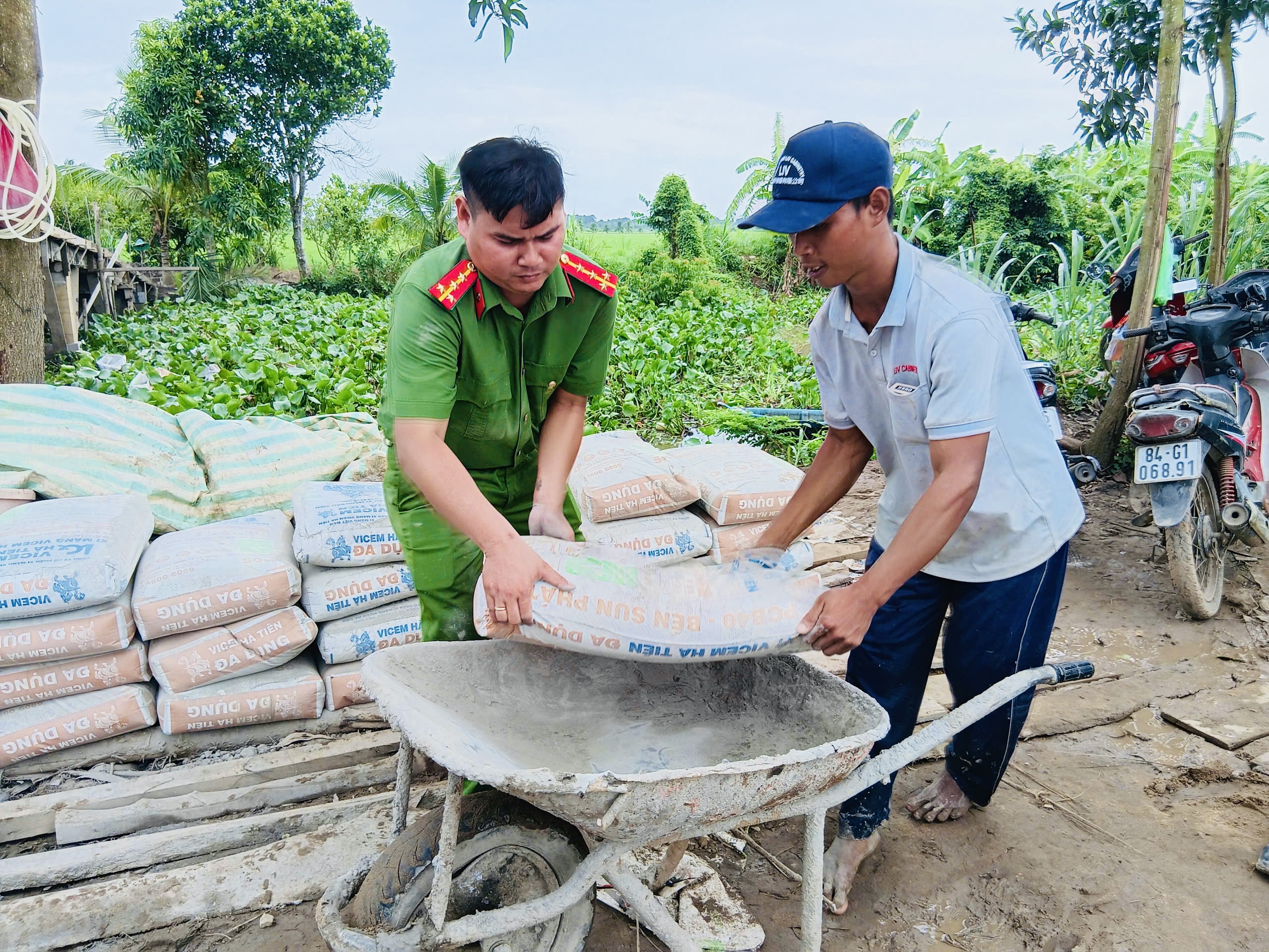 2Đoàn viên Chi đoàn hỗ trợ vận chuyển vật tư xây dựng cầu
