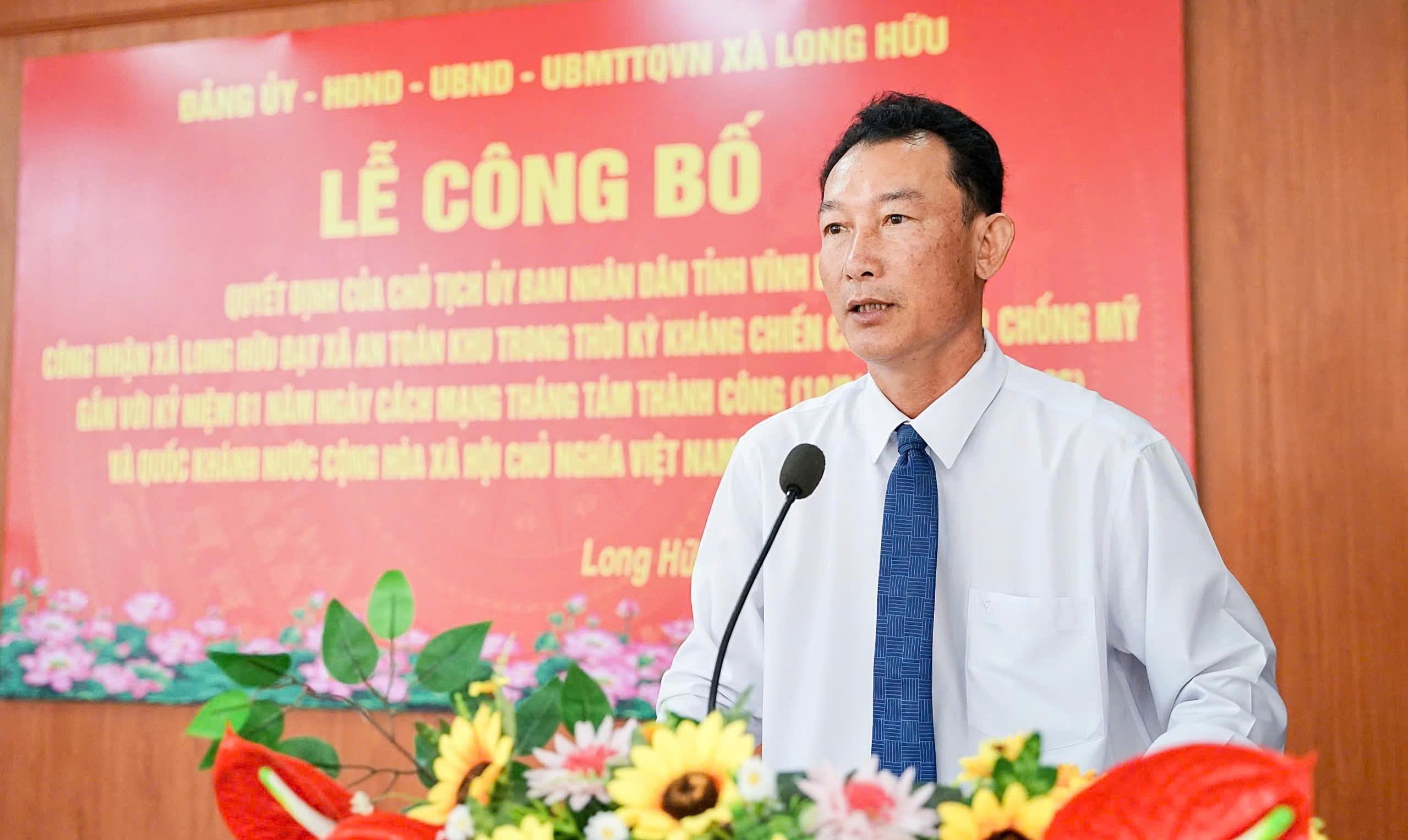 2 Đồng chí Lê Văn Nhớ, Bí thư Đảng ủy biểu tại buổi lễ