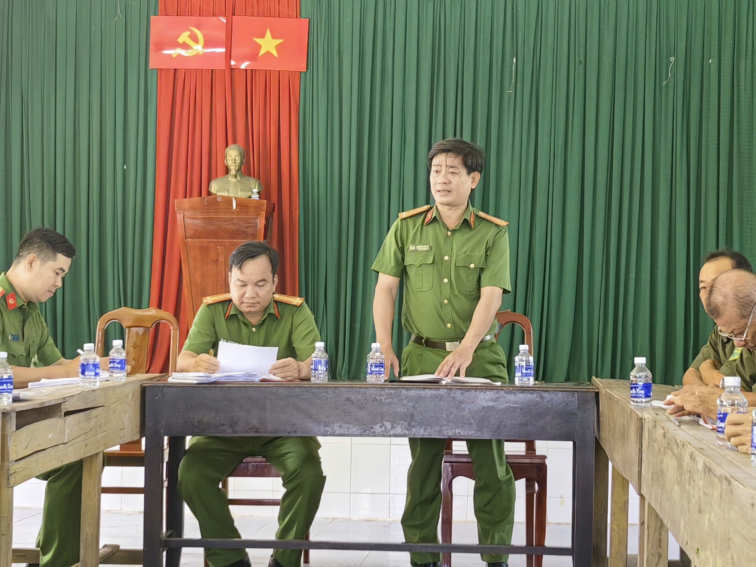2 Đồng chí Trưởng CA xã chỉ đạo