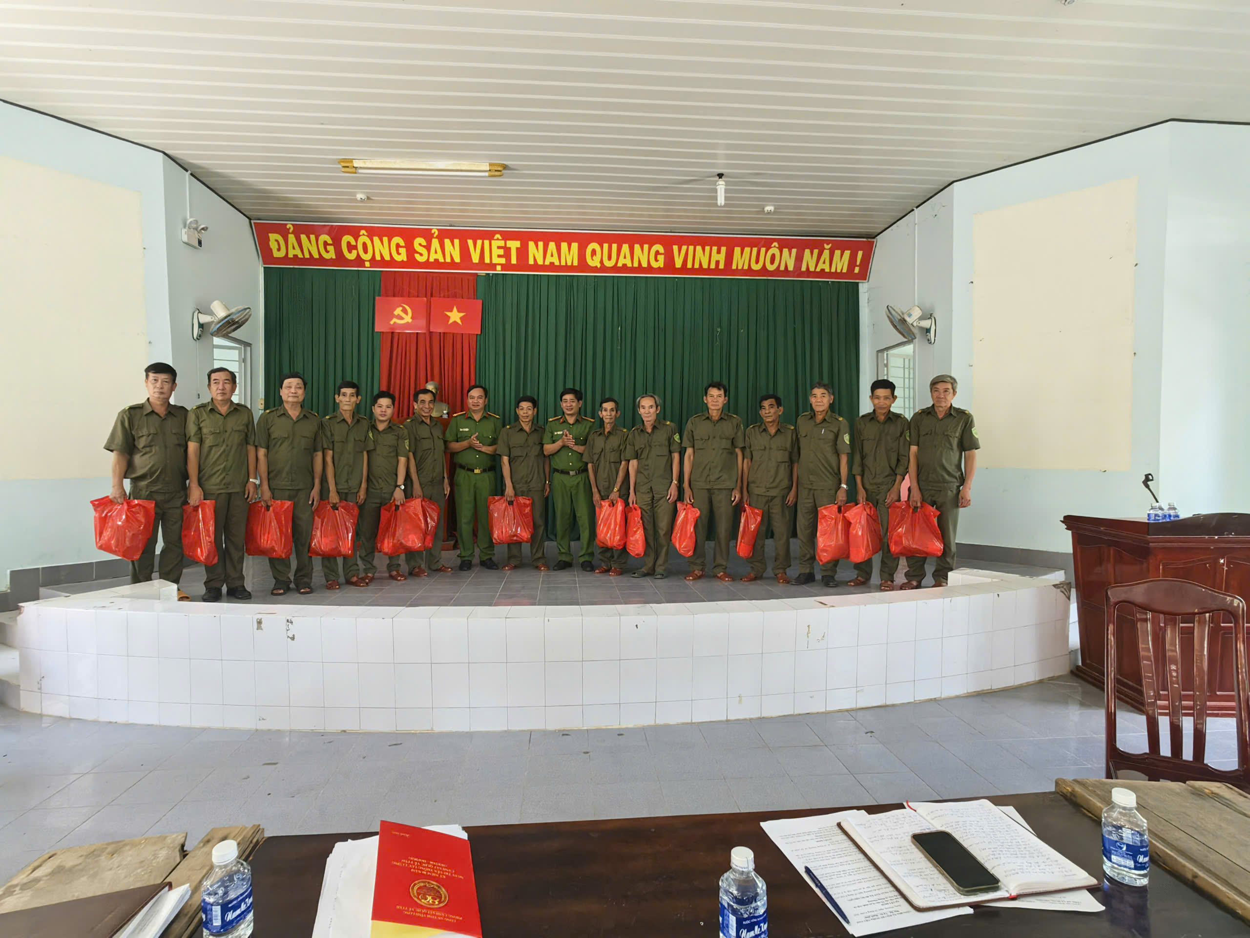 3 Ảnh trao quà