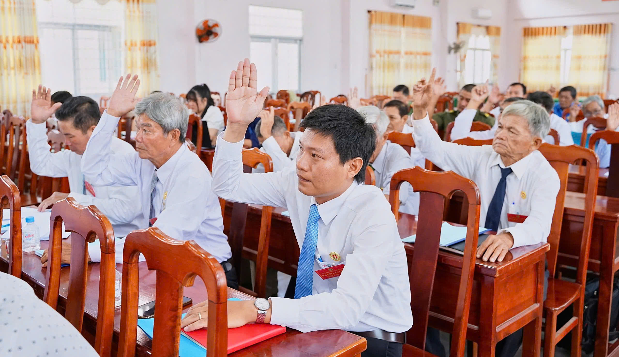 3 Các đại biểu biểu quyết thông qua Nghị quyết tại Đại hội