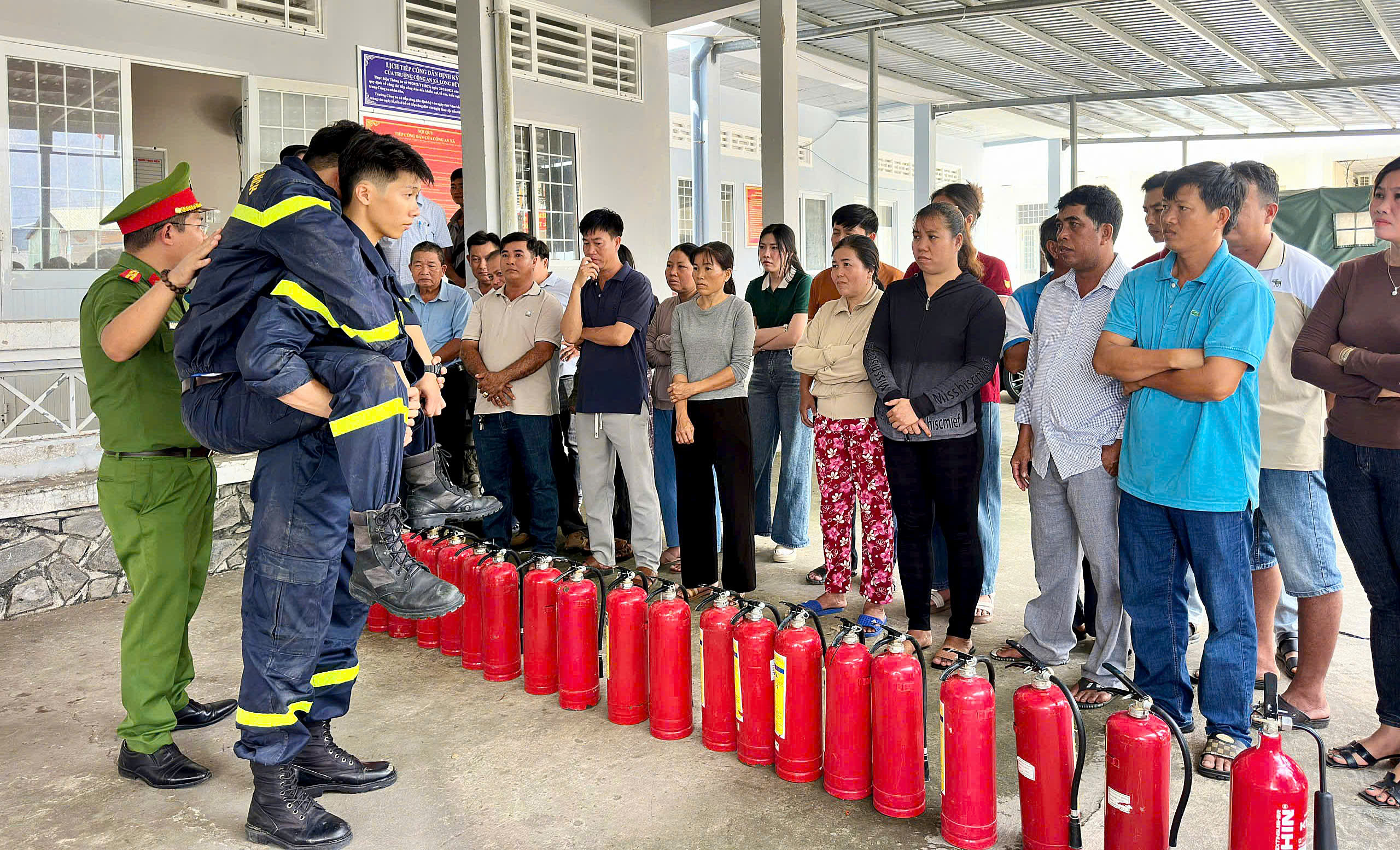 3 Cán bộ huấn luyện hướng dẫn kỹ thuật sơ cứu người bị đuối nước