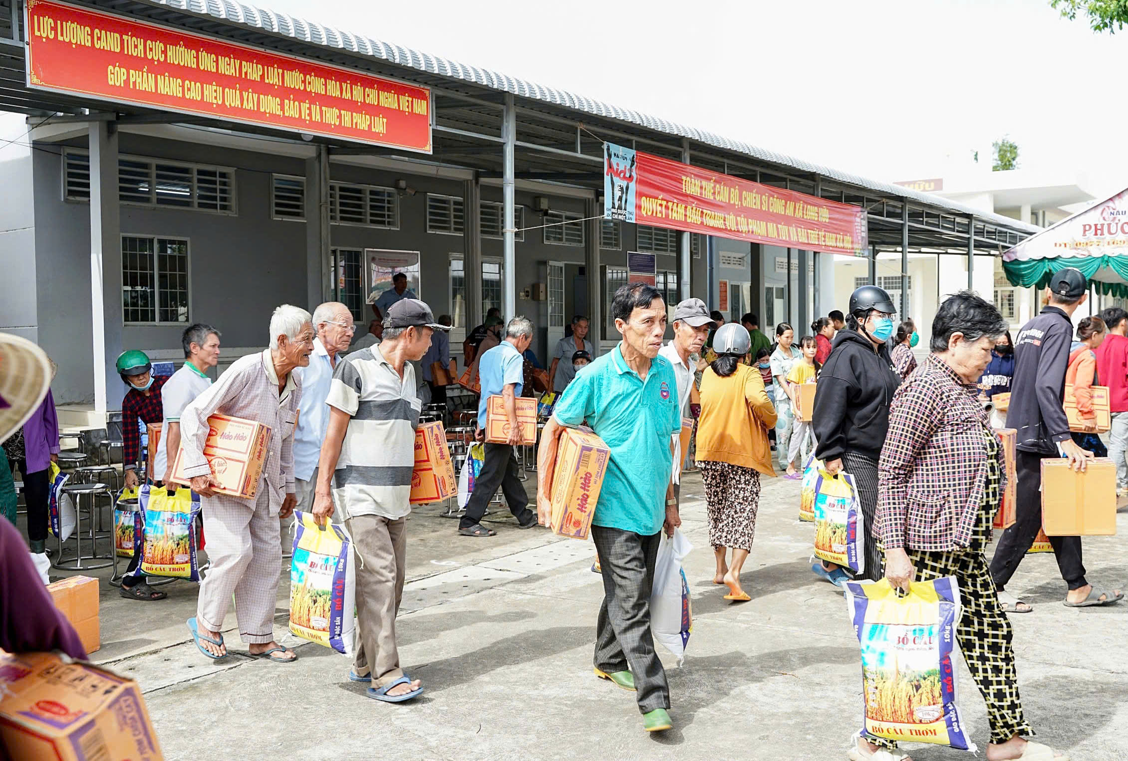 3 Người dân nhận quà tại chương trình