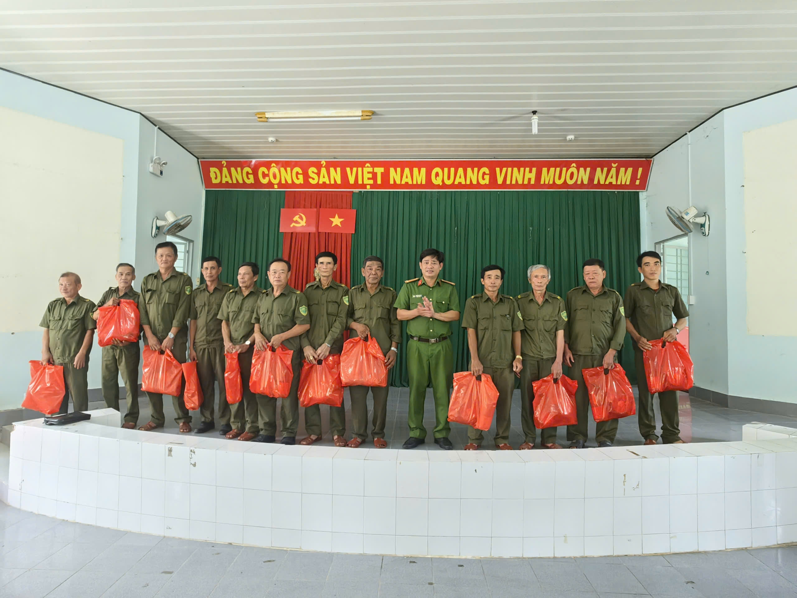 4 Ảnh trao quà