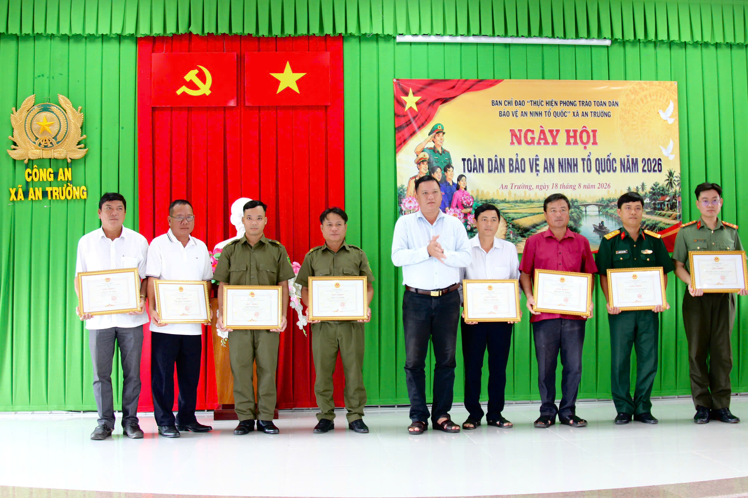 4 Chủ tịch UBND trao giấy khen cho cá nhân, tập thể