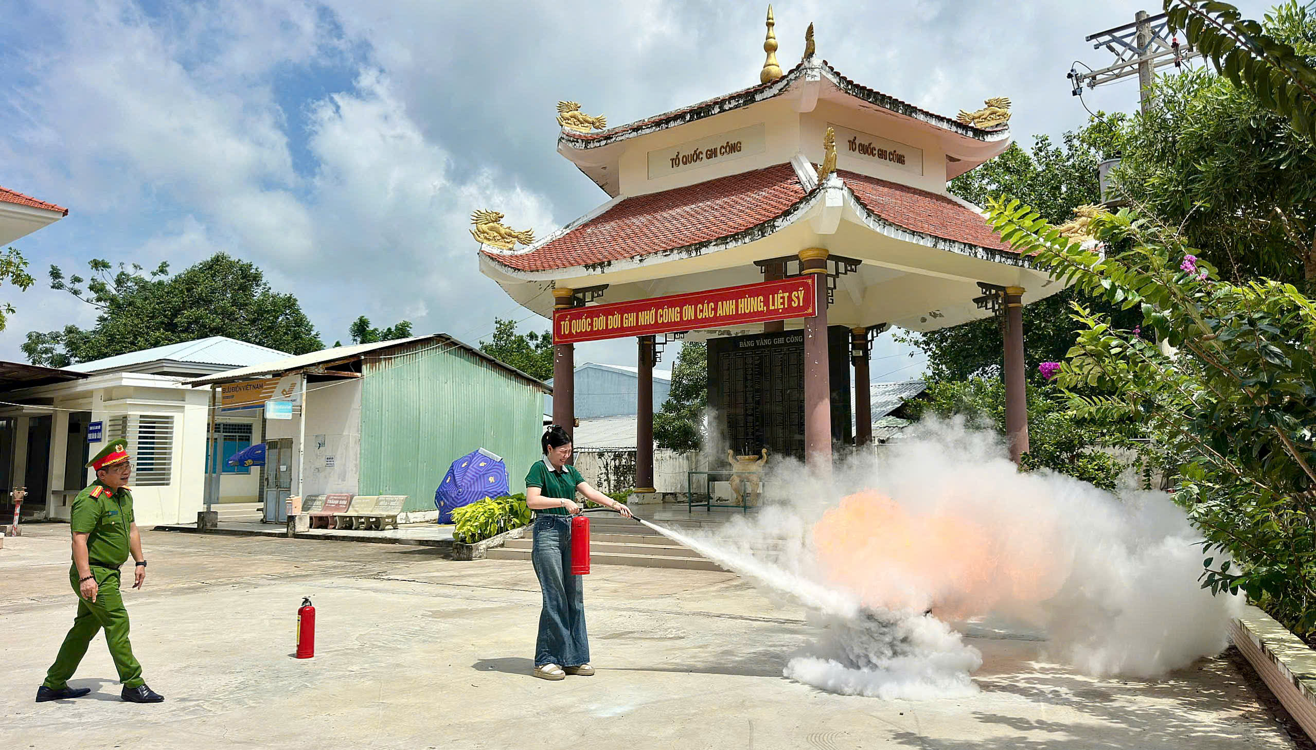 4 Học viên thực hành xử lý cháy do rò rỉ gas