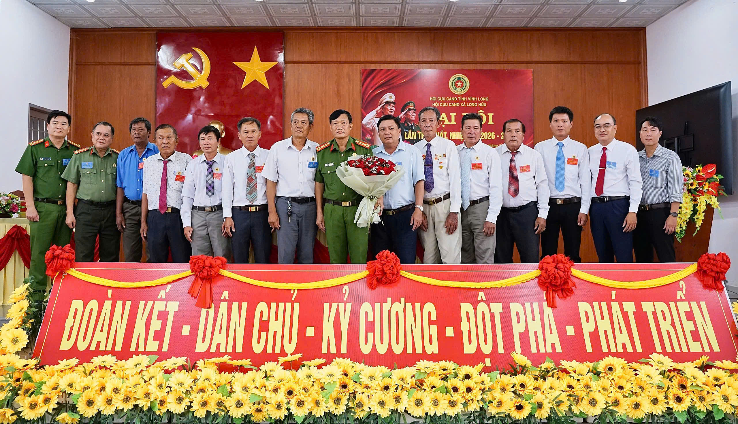 4 Lãnh đạo tặng hoa chúc mừng Ban chấp hành khóa mới, nhiệm kỳ 2026 2031