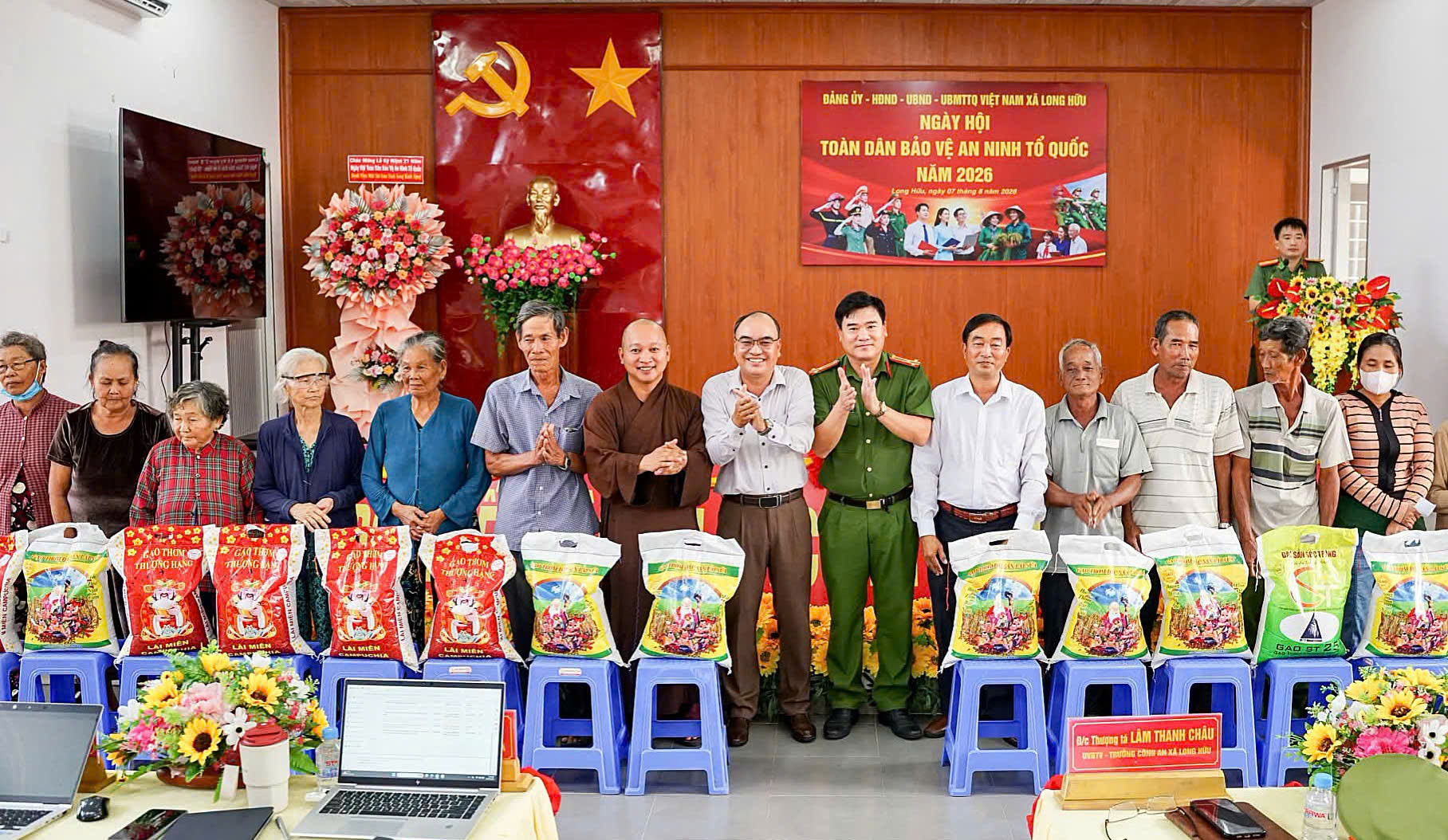 4 Lãnh đạo xã và đại diện Cơ sở tôn giáo trao quà cho người dân