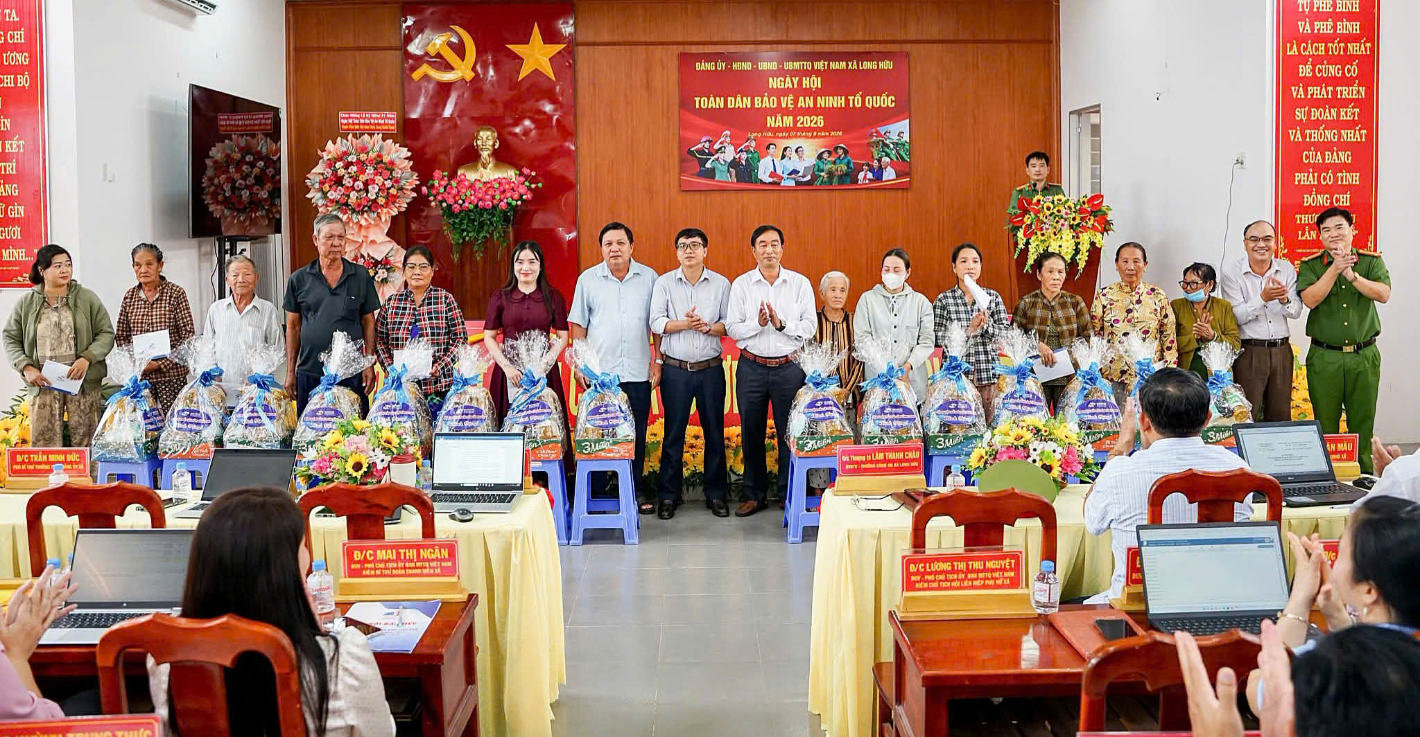 5 Lãnh đạo xã và đại diện Bệnh viện Mắt Sài Gòn Vĩnh Long trao quà cho người dân