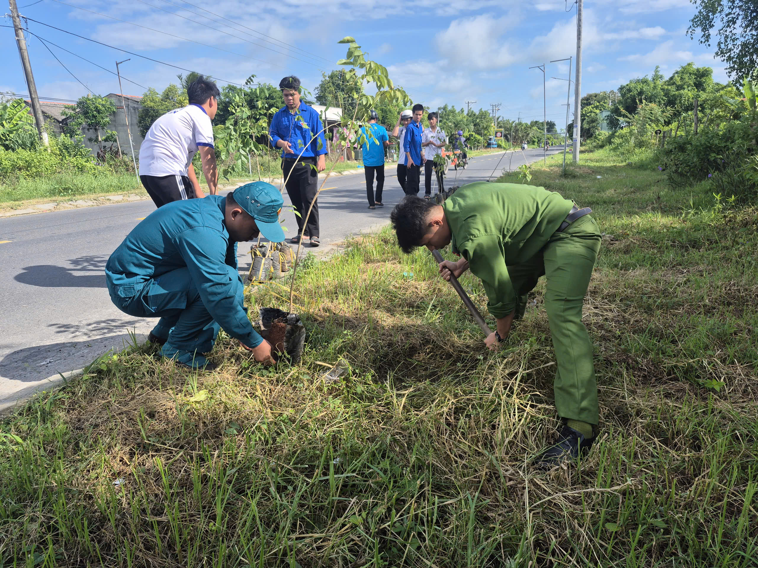 Ảnh 2 Đoàn viên thanh niên tham gia trồng cây
