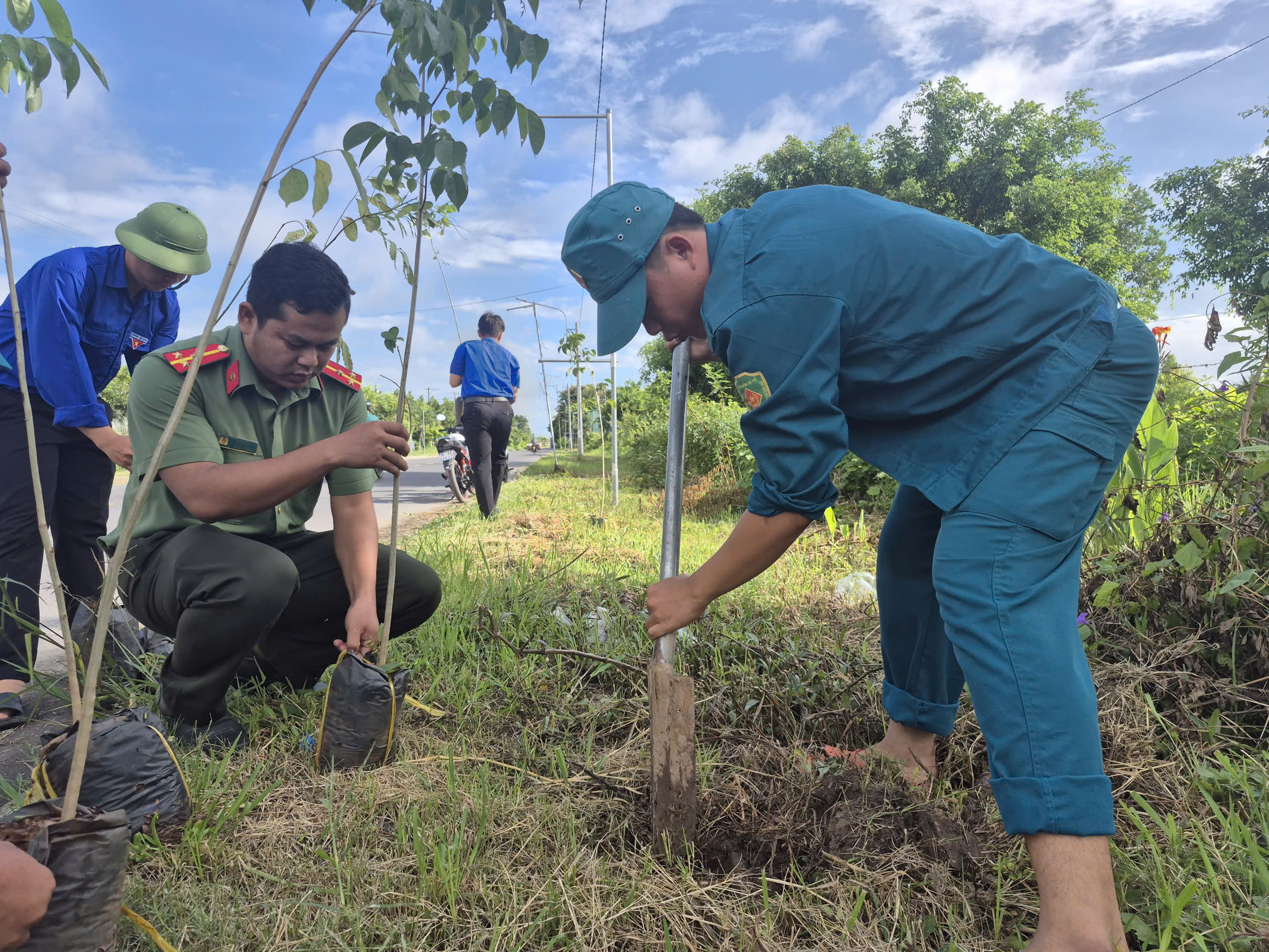 Ảnh 3 Đoàn viên thanh niên tham gia trồng cây