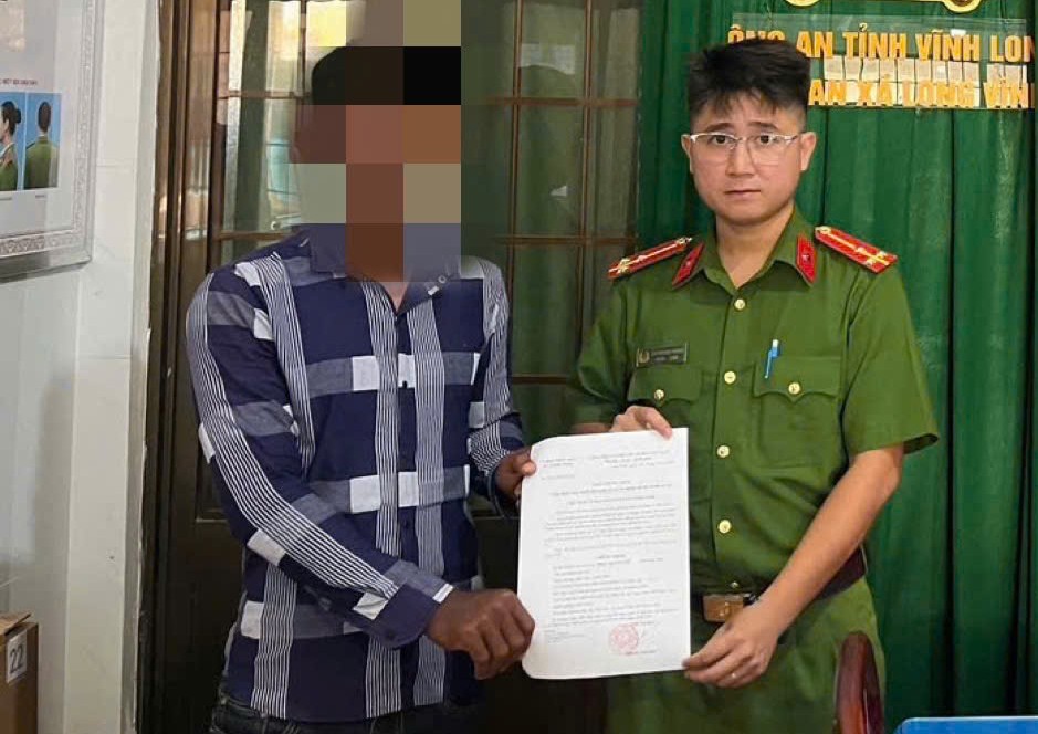 ANH CAX TRAO GIAY CHUNG NHAN