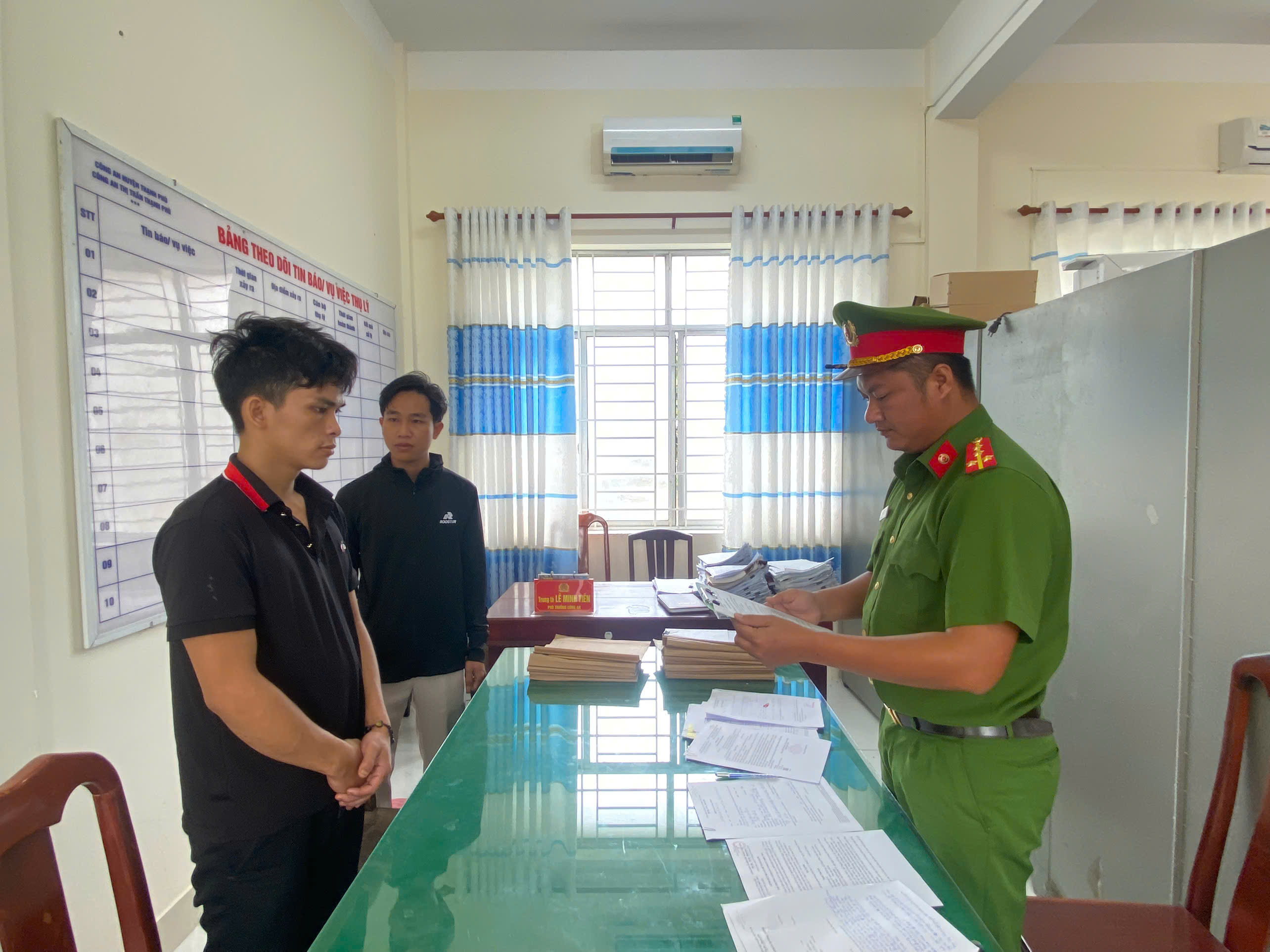 ảnh cơ quan cảnh sát điều tra tống đạt quyết định tạm giam bị can Trịnh Văn Lực