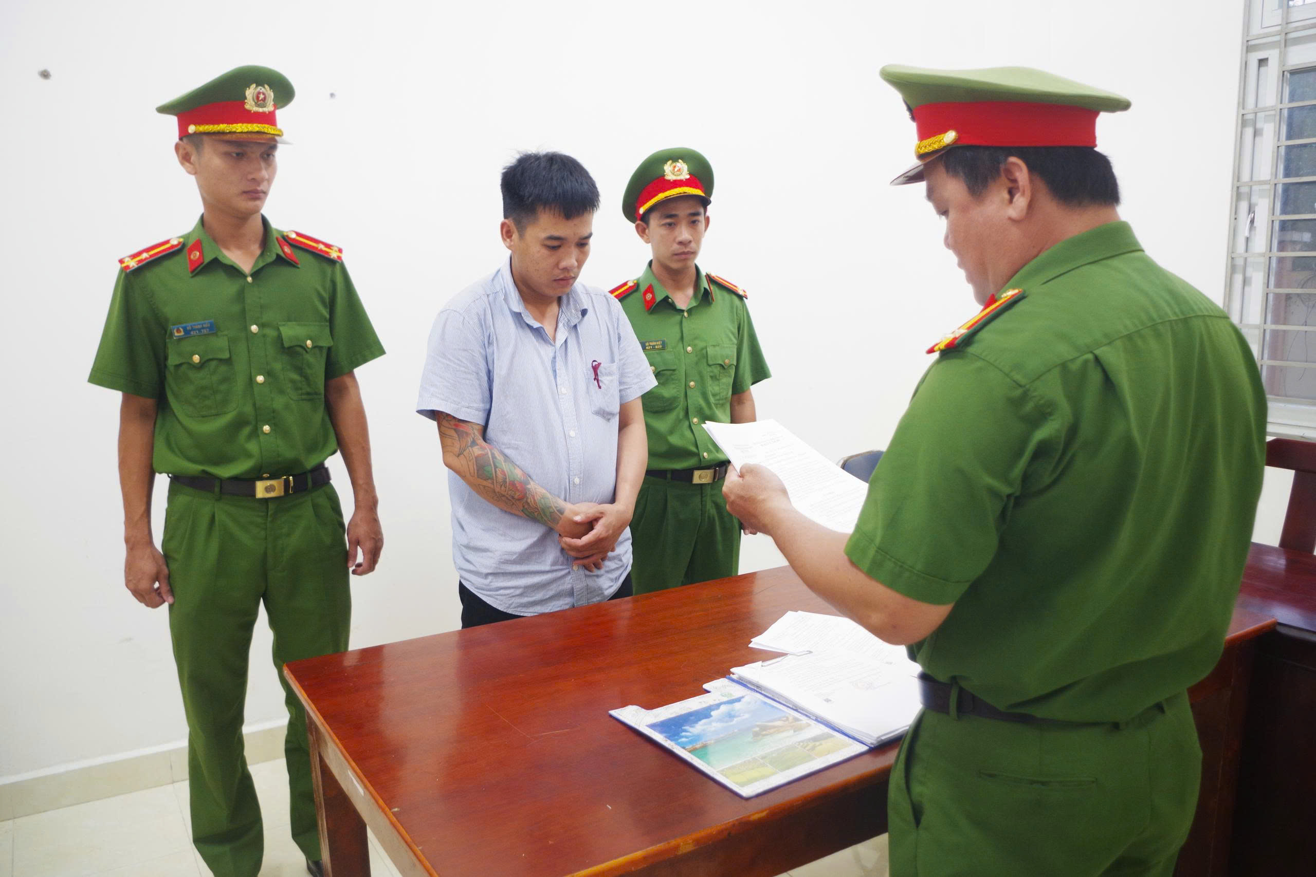 Ảnh Cơ quan Công an tống đạt quyết định đối với Lê Minh Thiện