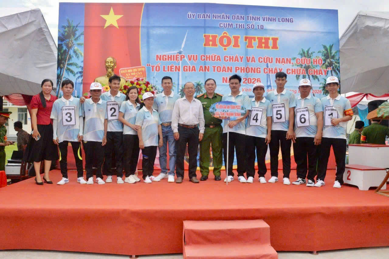 Ảnh đội thi chụp ảnh lưu niệm