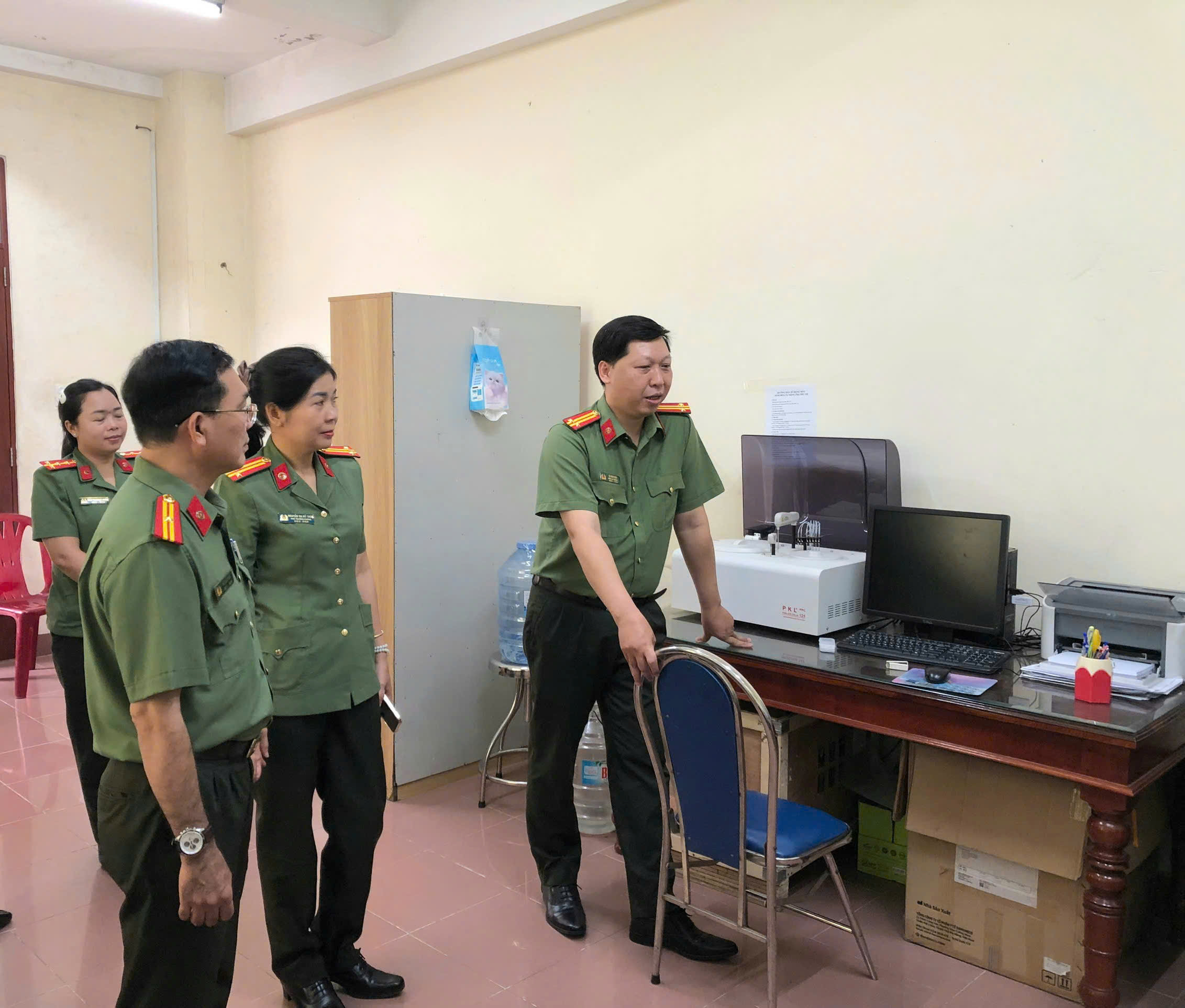 Ảnh kiểm tra công tác xét nghiệm