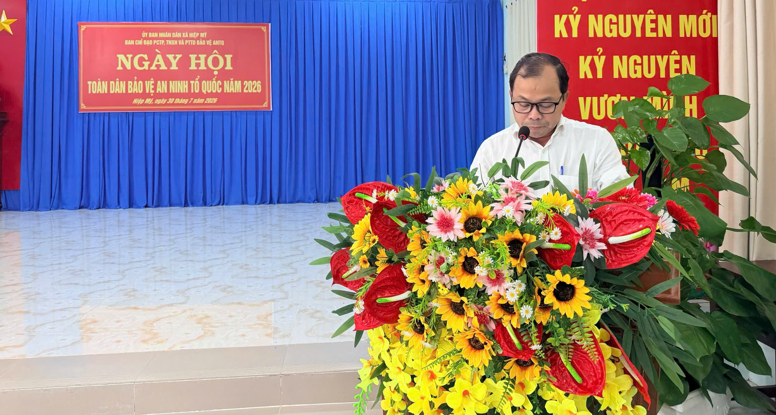 Ảnh Thầy Dương Thanh Hải – Hiệu trưởng Trường THPT Cầu Ngang B phát biểu tham luận