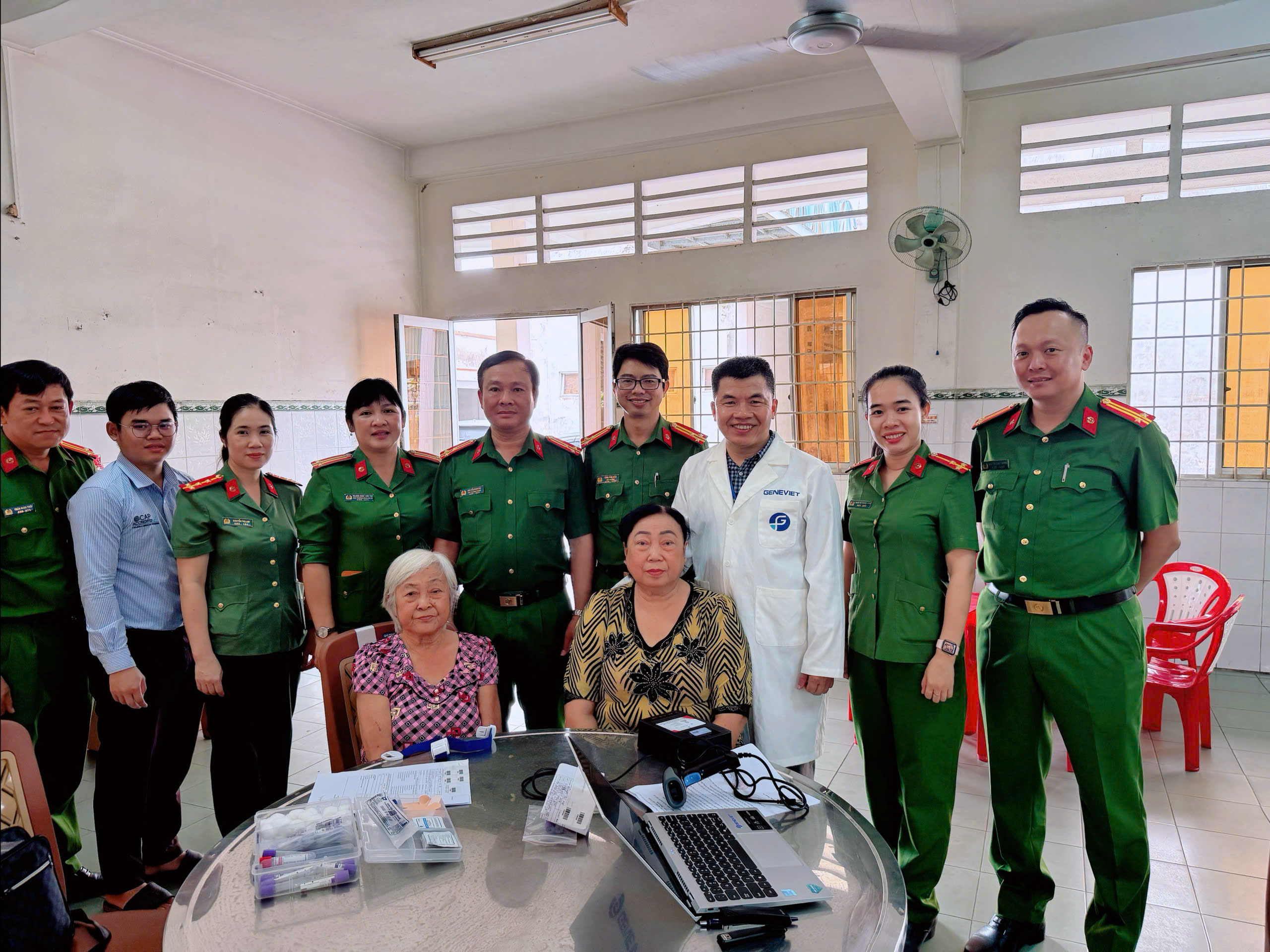 Ảnh thu mẫu ADN 2