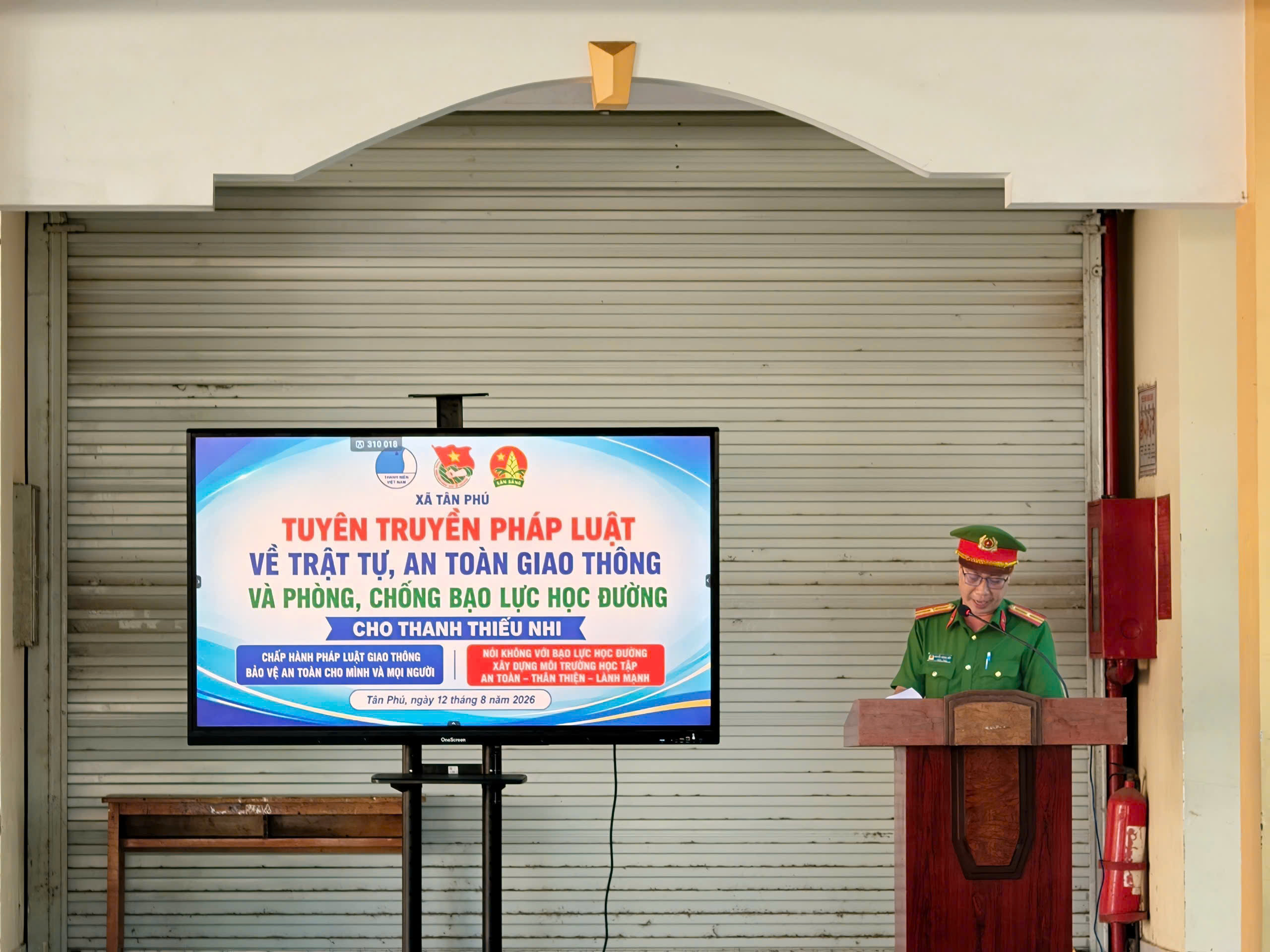 ảnh tuyên truyền cận cảnh