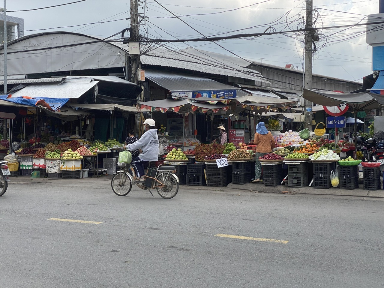 Ảnh Các hộ tiểu thương mua, bán, đặt biển hiệu lấn chiếm lòng đường, vỉa hè