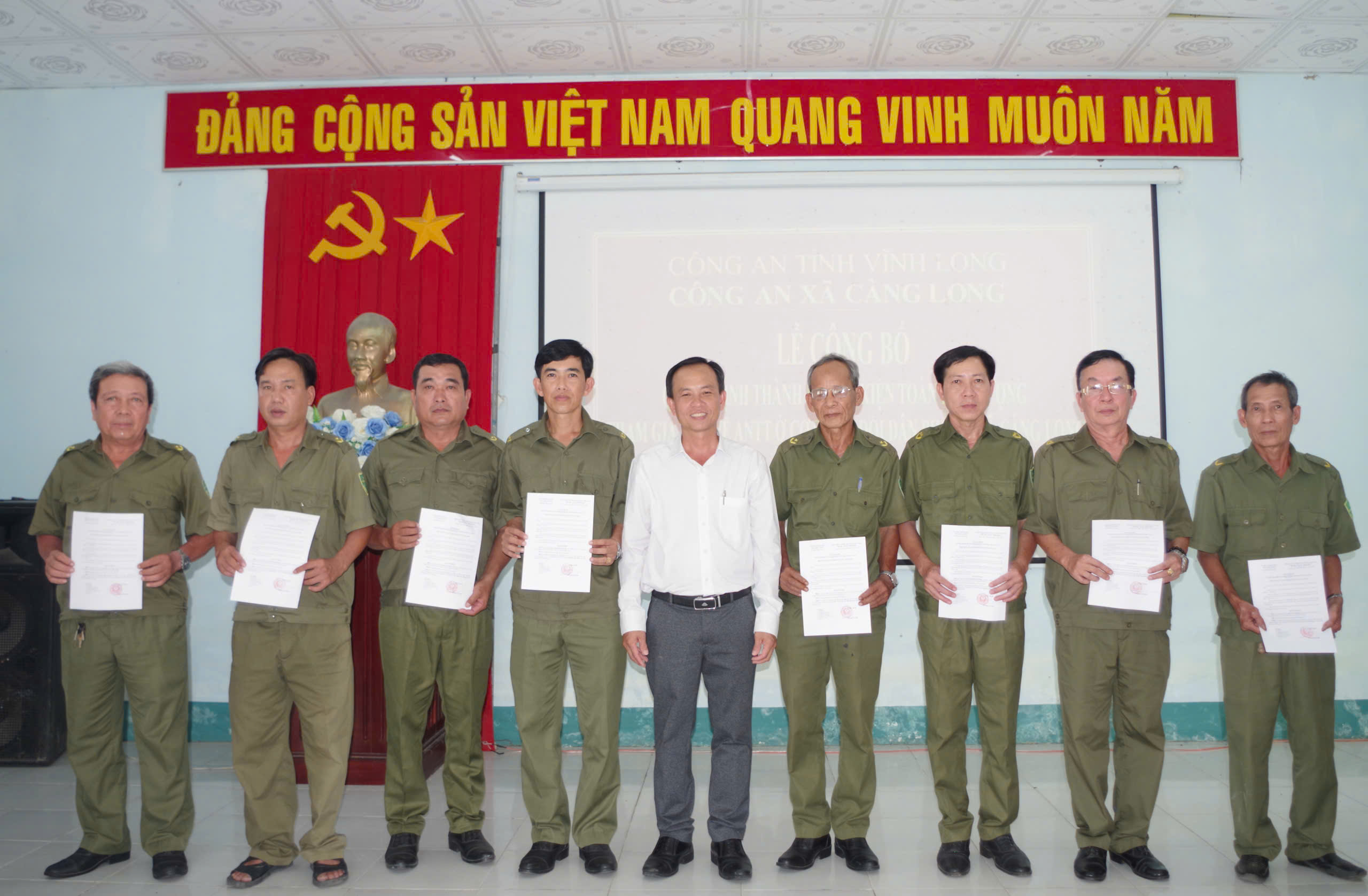 Ảnh Đ c Nguyễn Văn Đức Ủy viên BTV Đảng ủy, Phó Chủ tịch UBND xã trao quyết định cho các Tổ